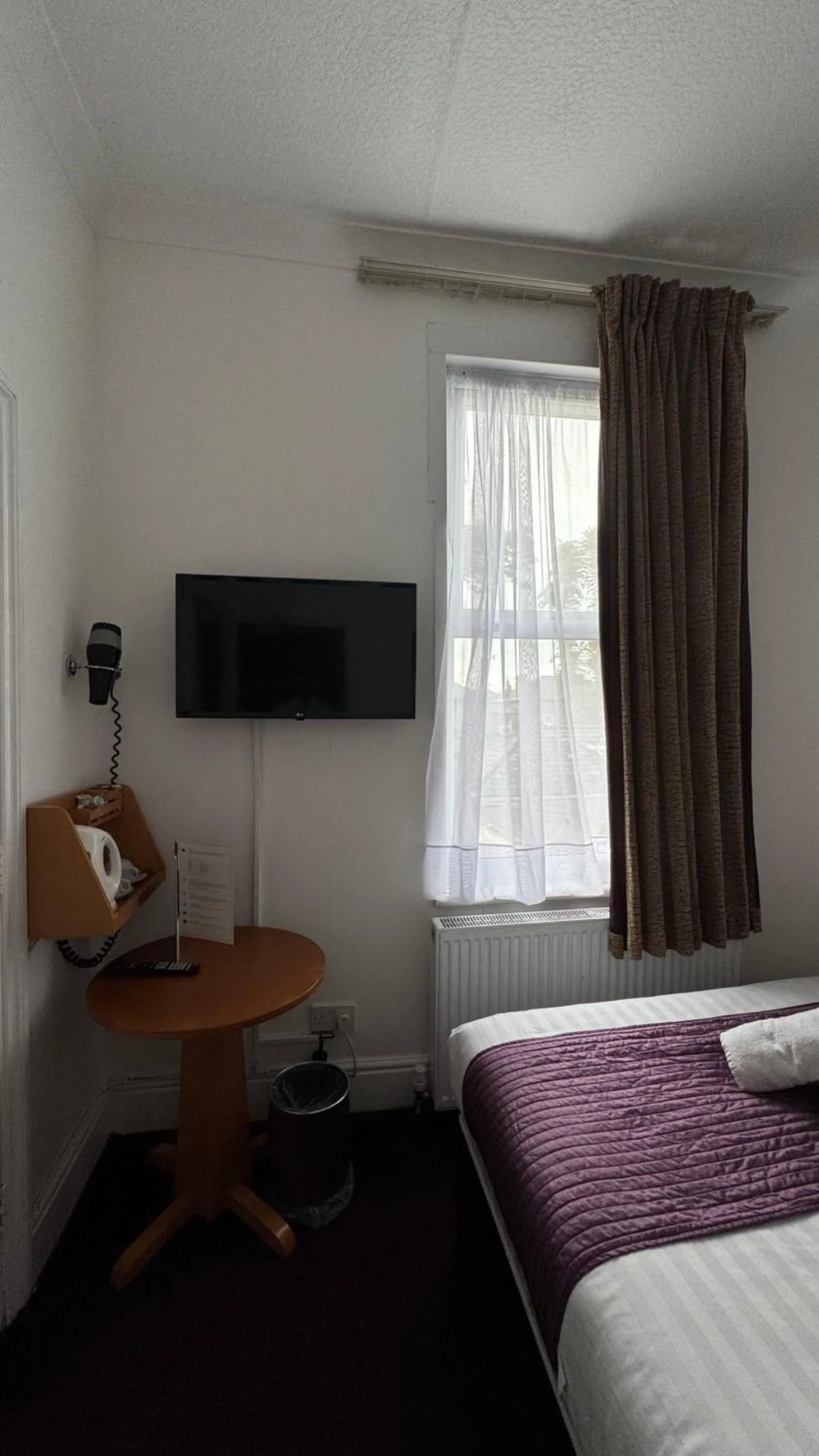 Communal lounge/ TV room in Newham Hotel