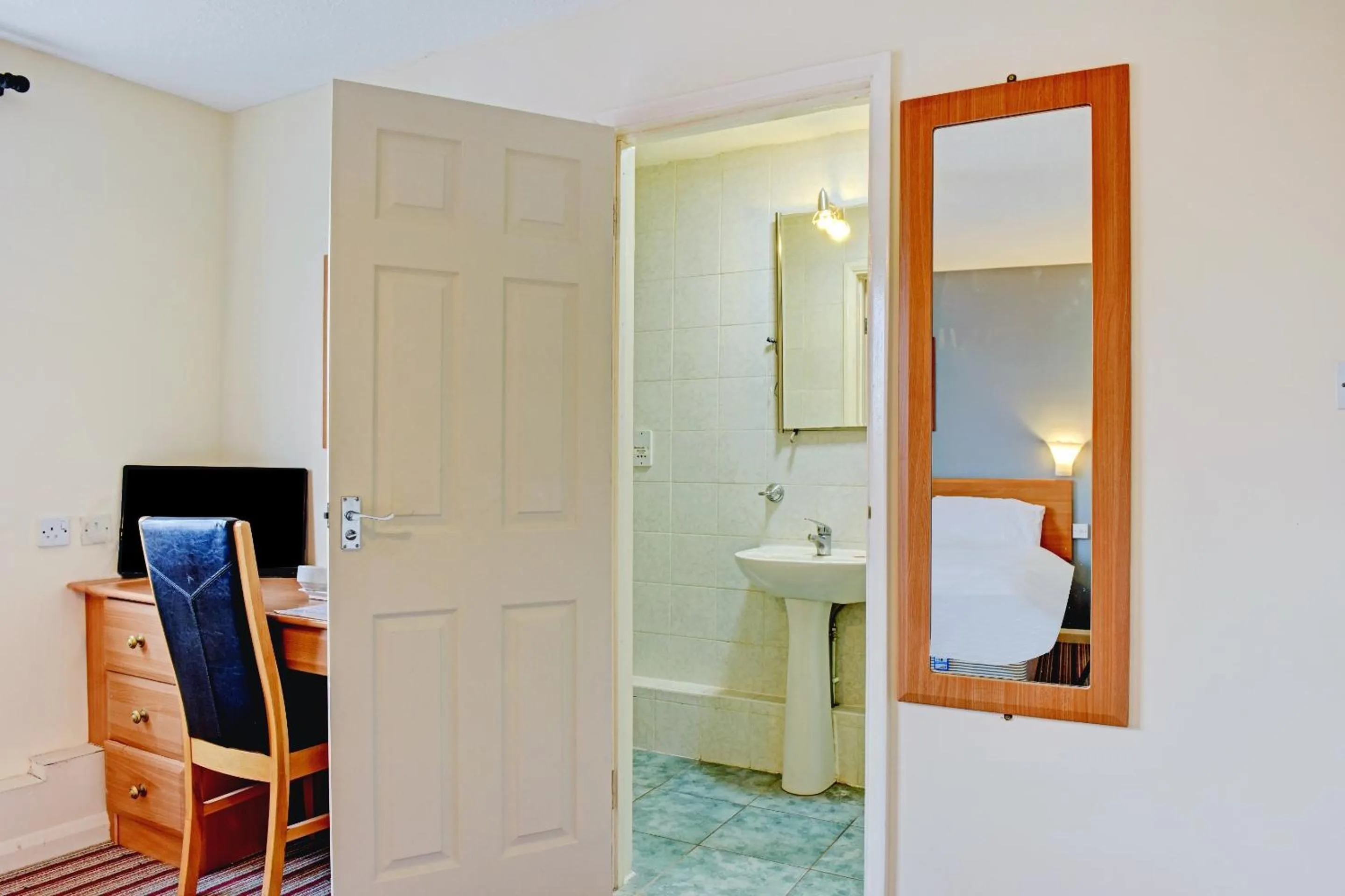 Bedroom in Shilton Inn By OYO Leicester