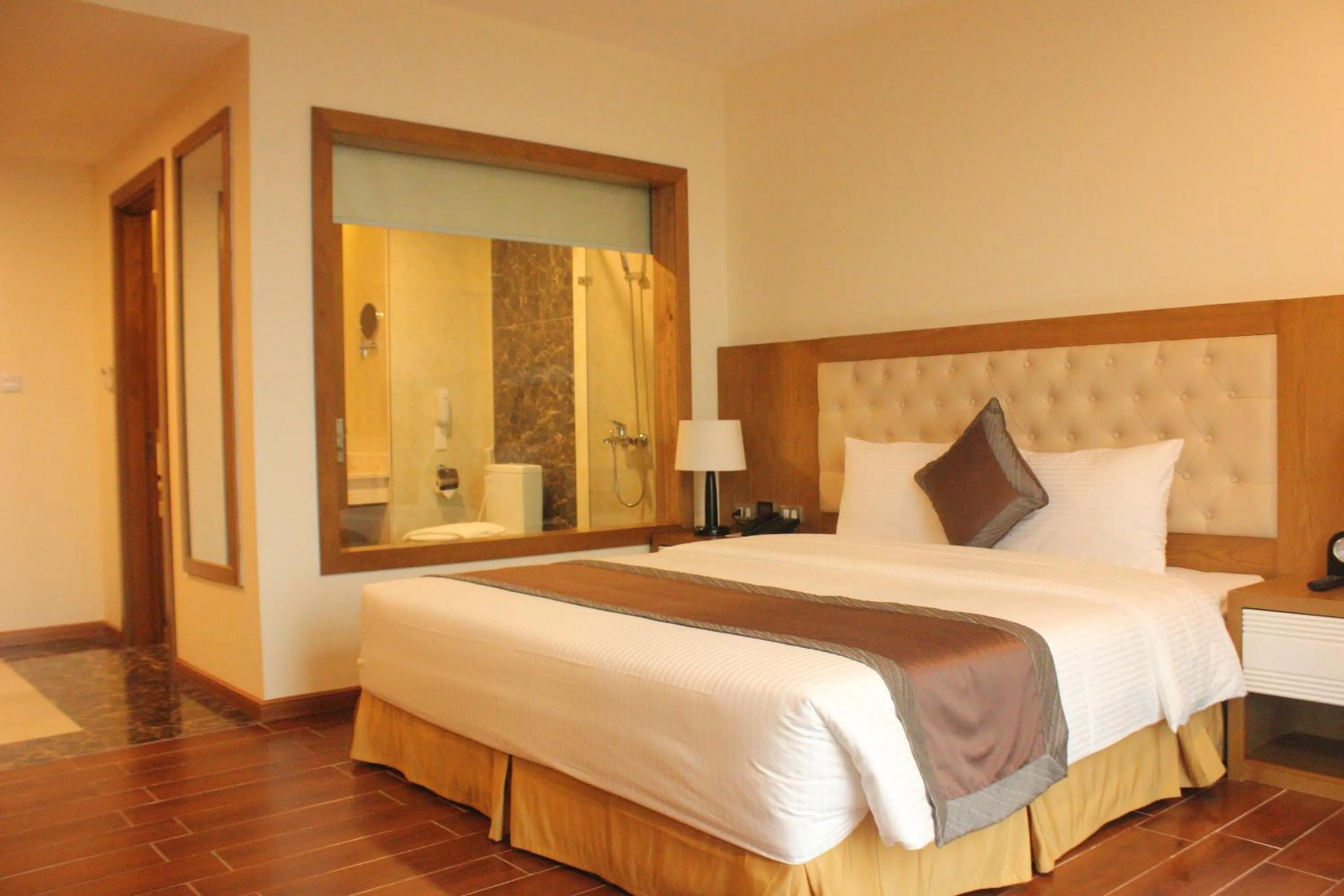 Bedroom, Bed in Muong Thanh Cua Dong Hotel