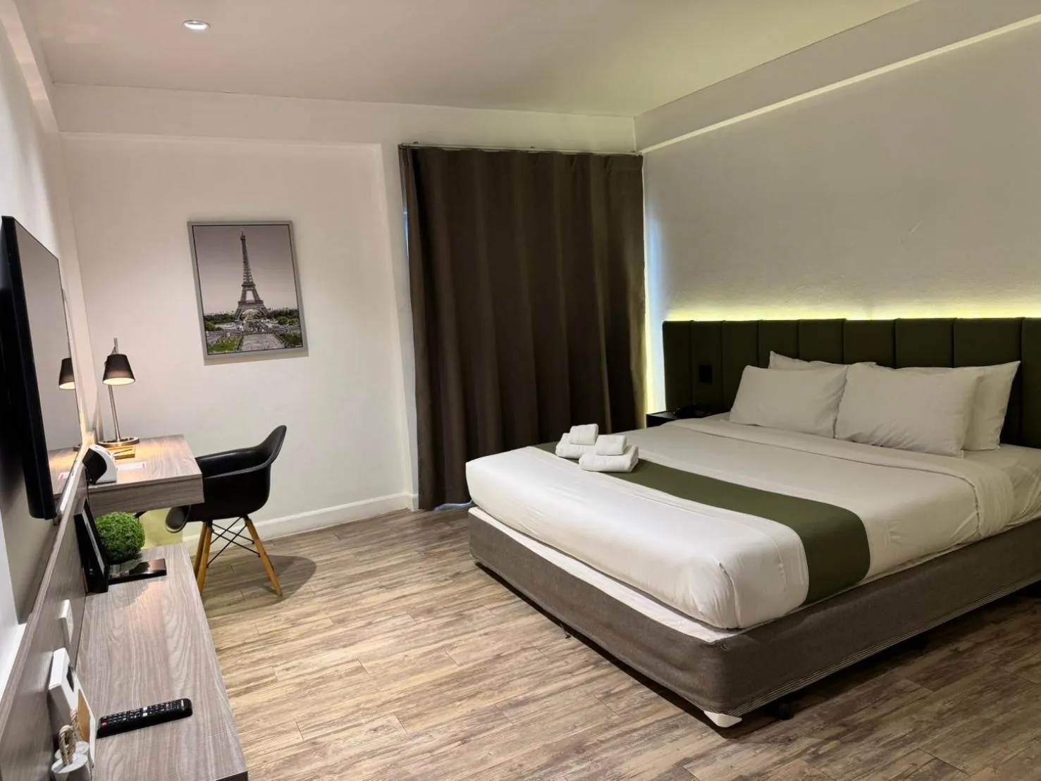 Photo of the whole room, Bed in Mittapan Hotel