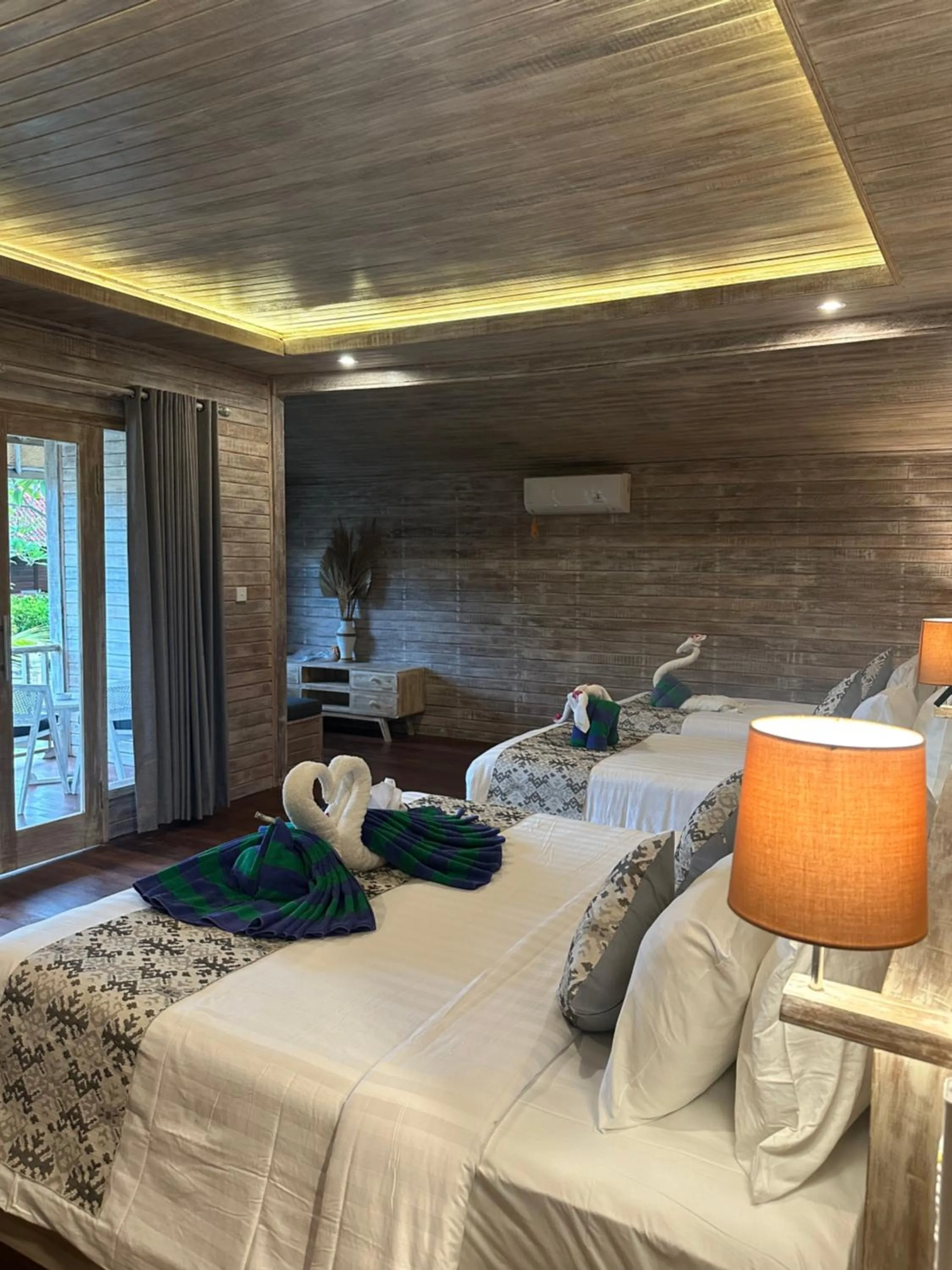 air conditioner, Bed in The Niti Hut's Lembongan