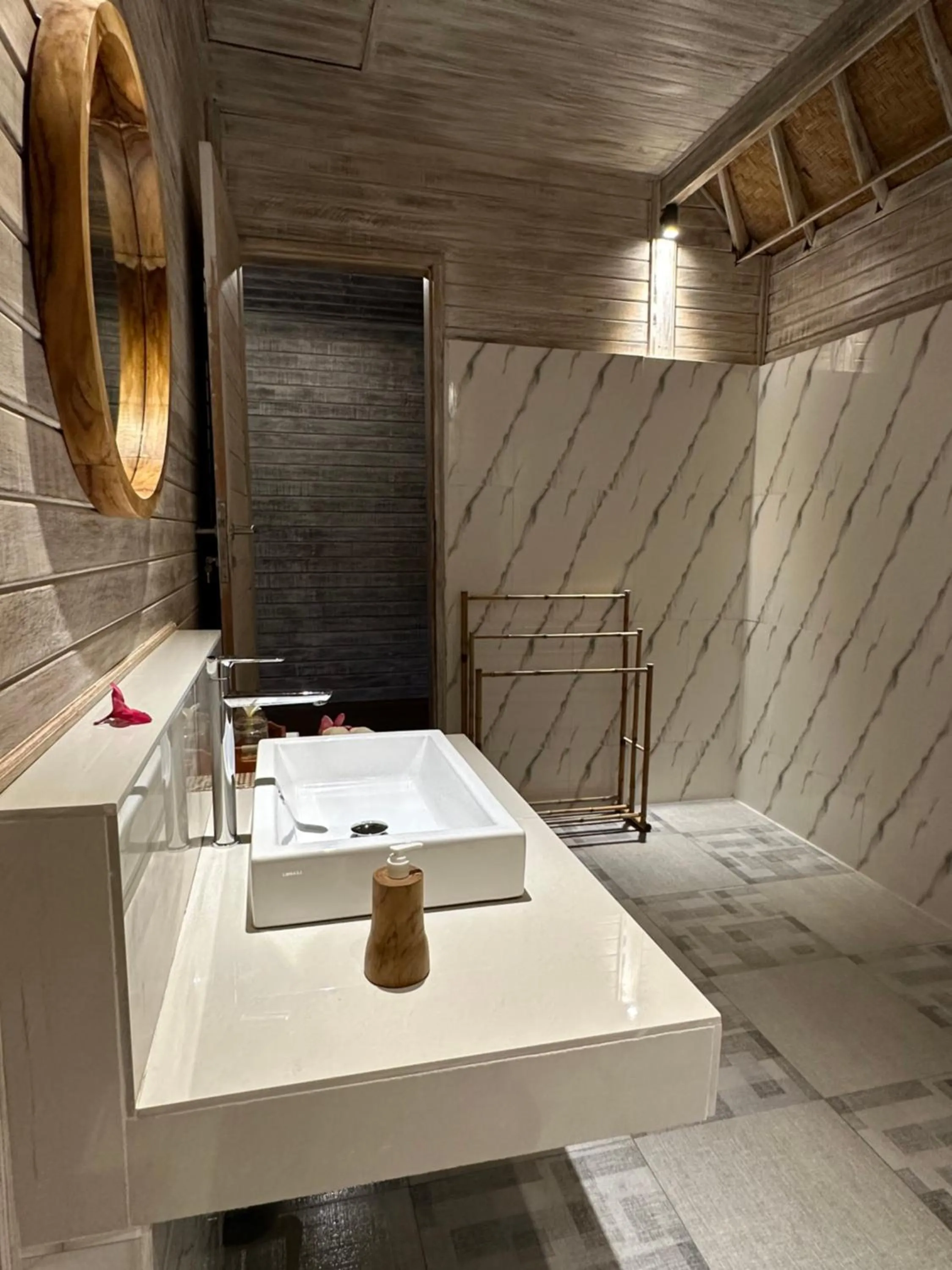 Bathroom in The Niti Hut's Lembongan