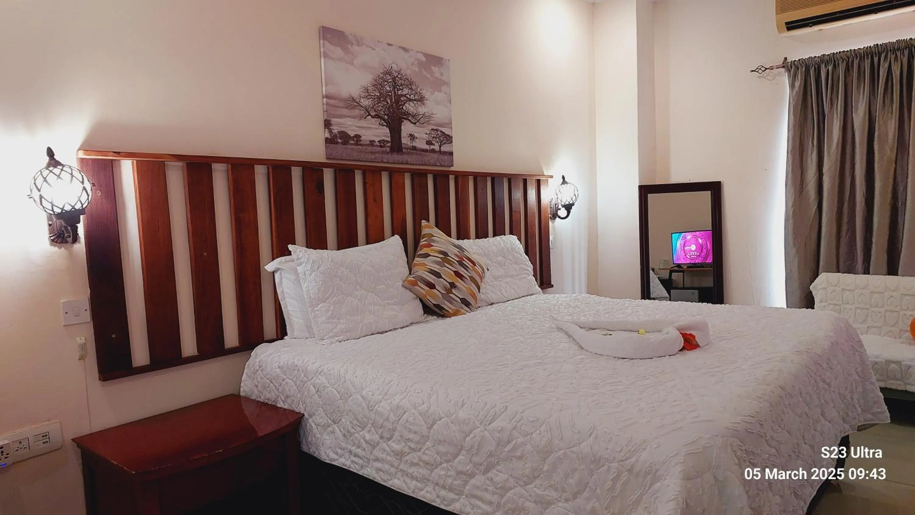 TV and multimedia, Bed in Comfort Palace Guest House Kasane