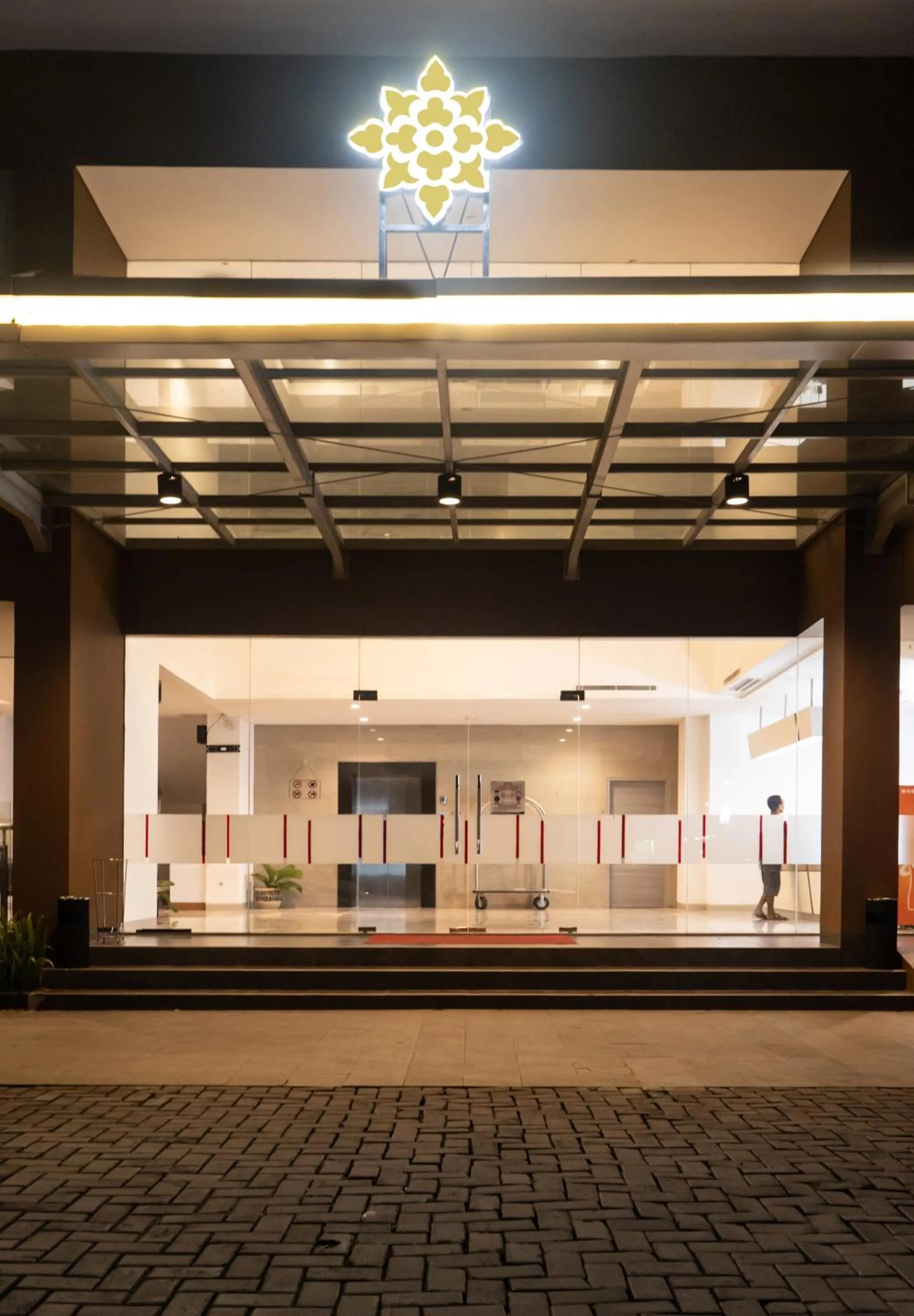Facade/entrance in Amaris Hotel Serang