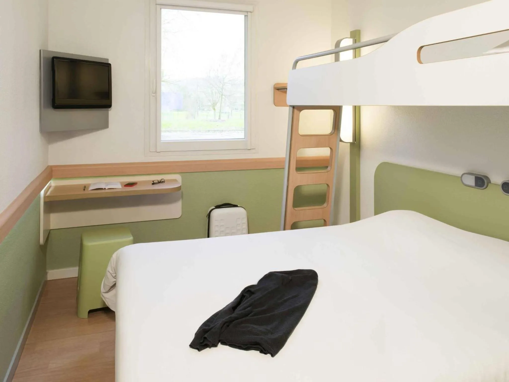 Bedroom, Bed in ibis Budget Lons-le-Saunier