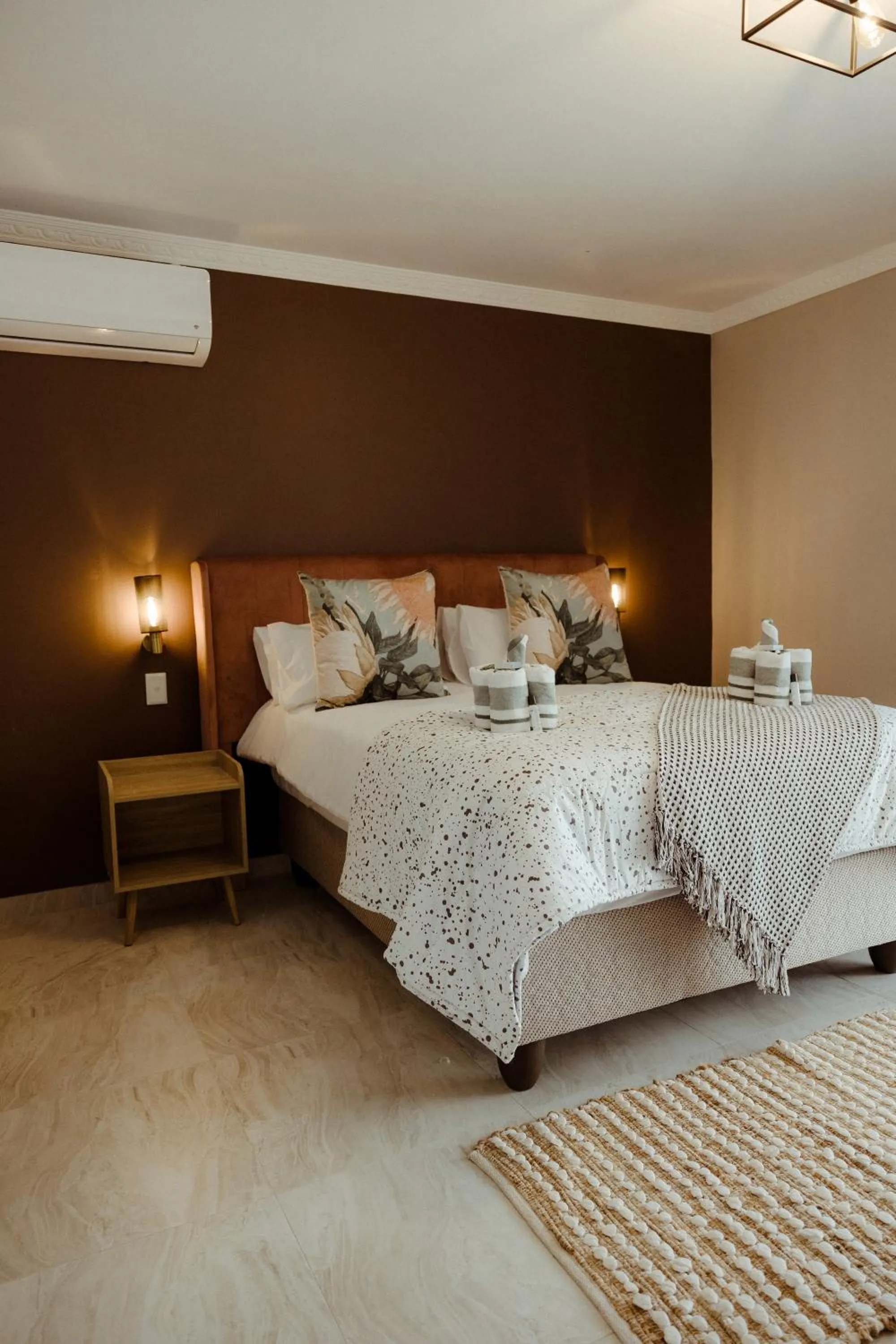 Bed in Out of Africa Town Lodge