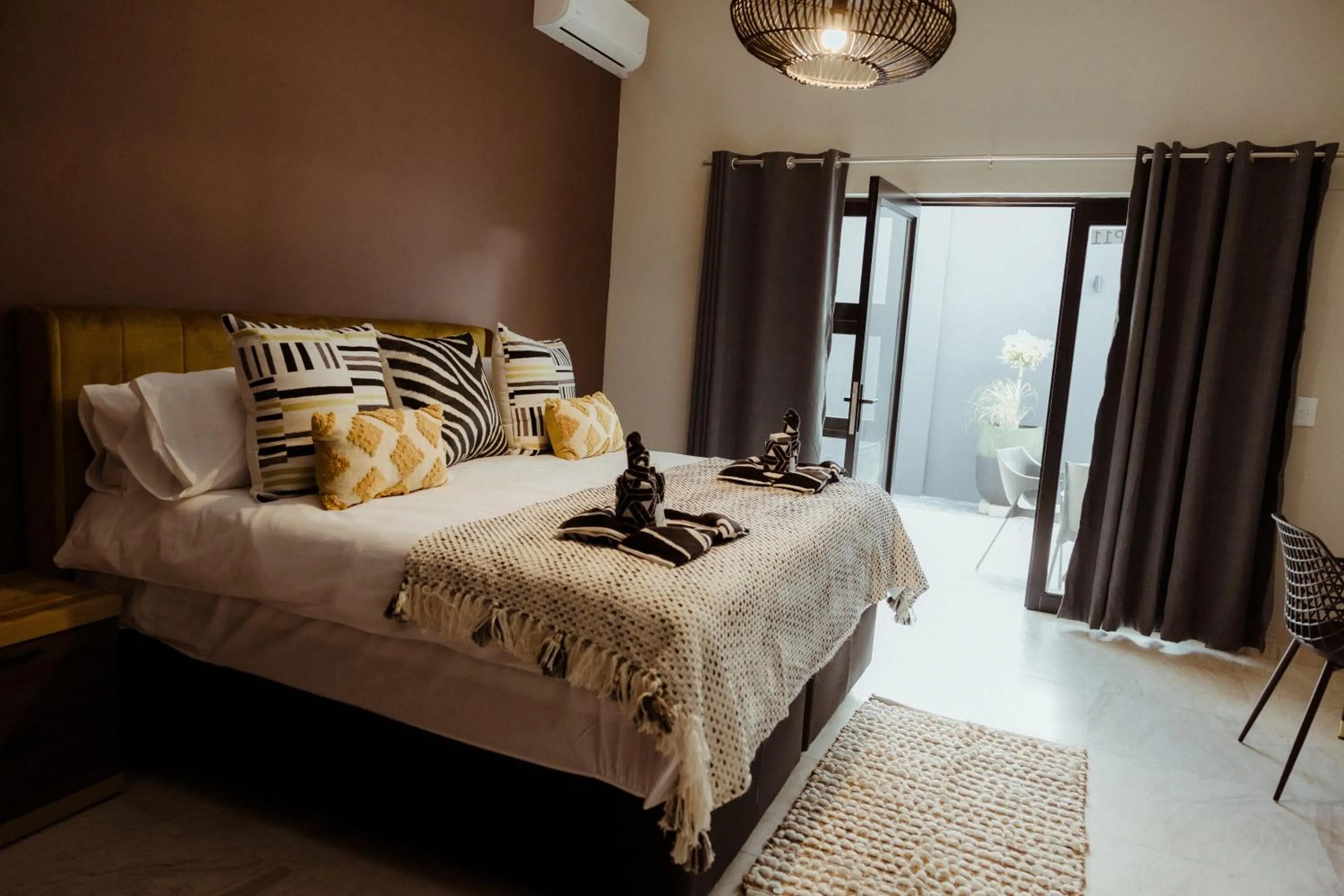 Bed in Out of Africa Town Lodge