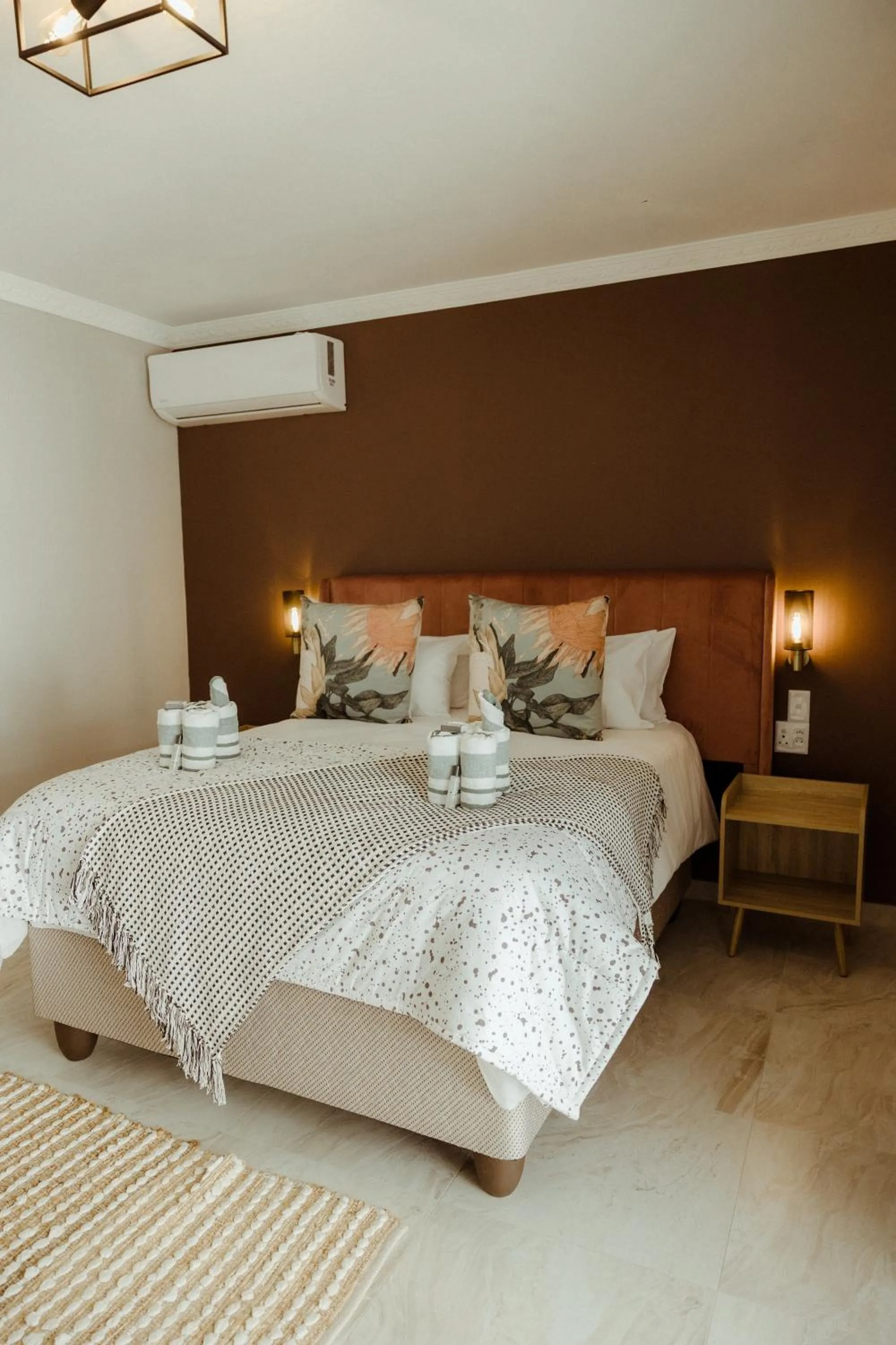 Bed in Out of Africa Town Lodge