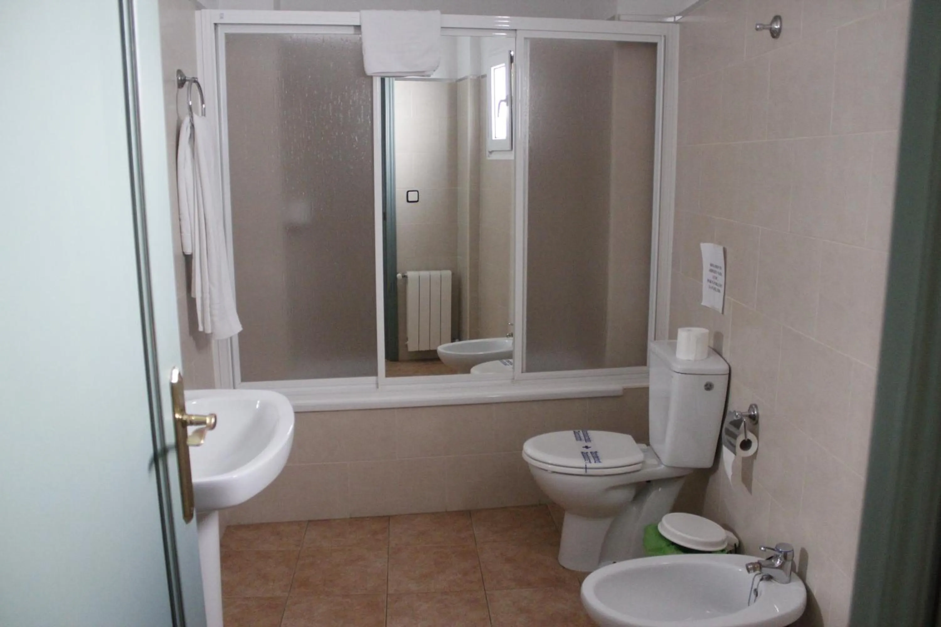 Bathroom in Hotel Restaurante Logasasanti