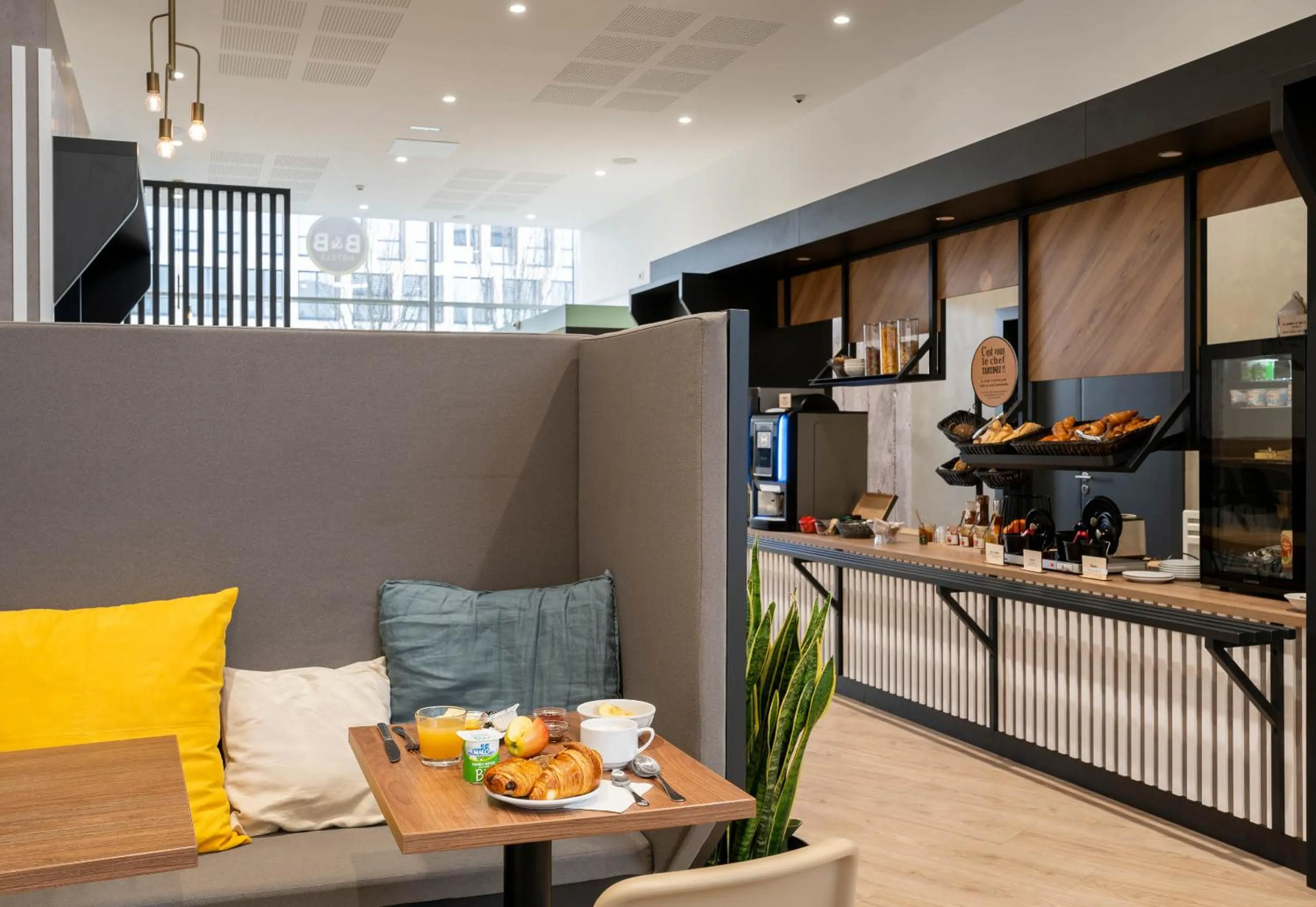 Breakfast in B&B HOTEL Saint-Nazaire Pornichet