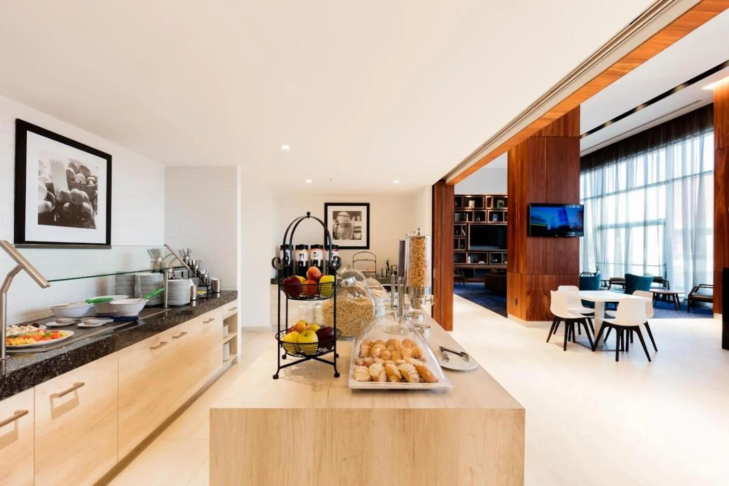 Dining area in Fiesta Inn Express Cancún Cumbres