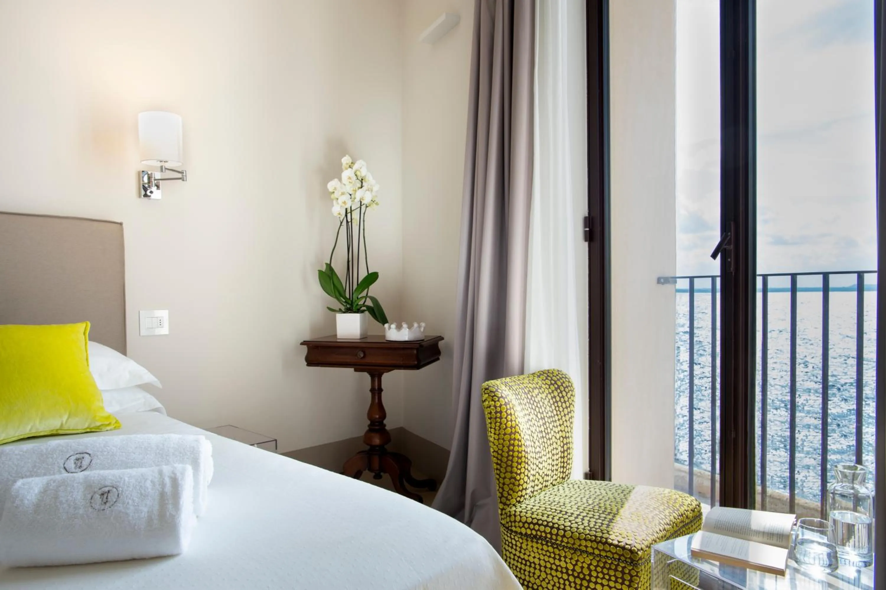 Spring, Bed in I Bastioni San Domenico - Boutique Hotel