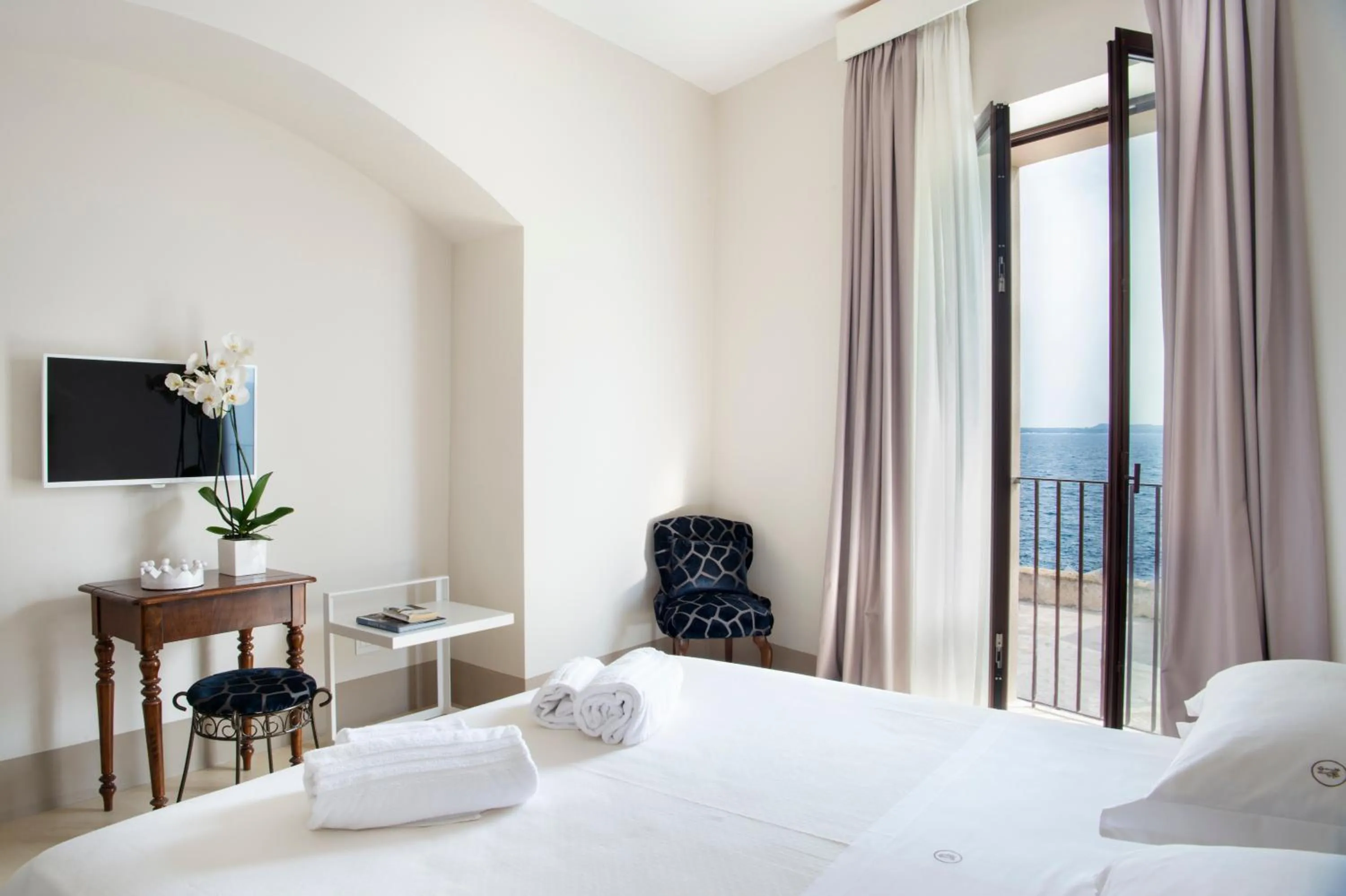 Spring, Bed in I Bastioni San Domenico - Boutique Hotel