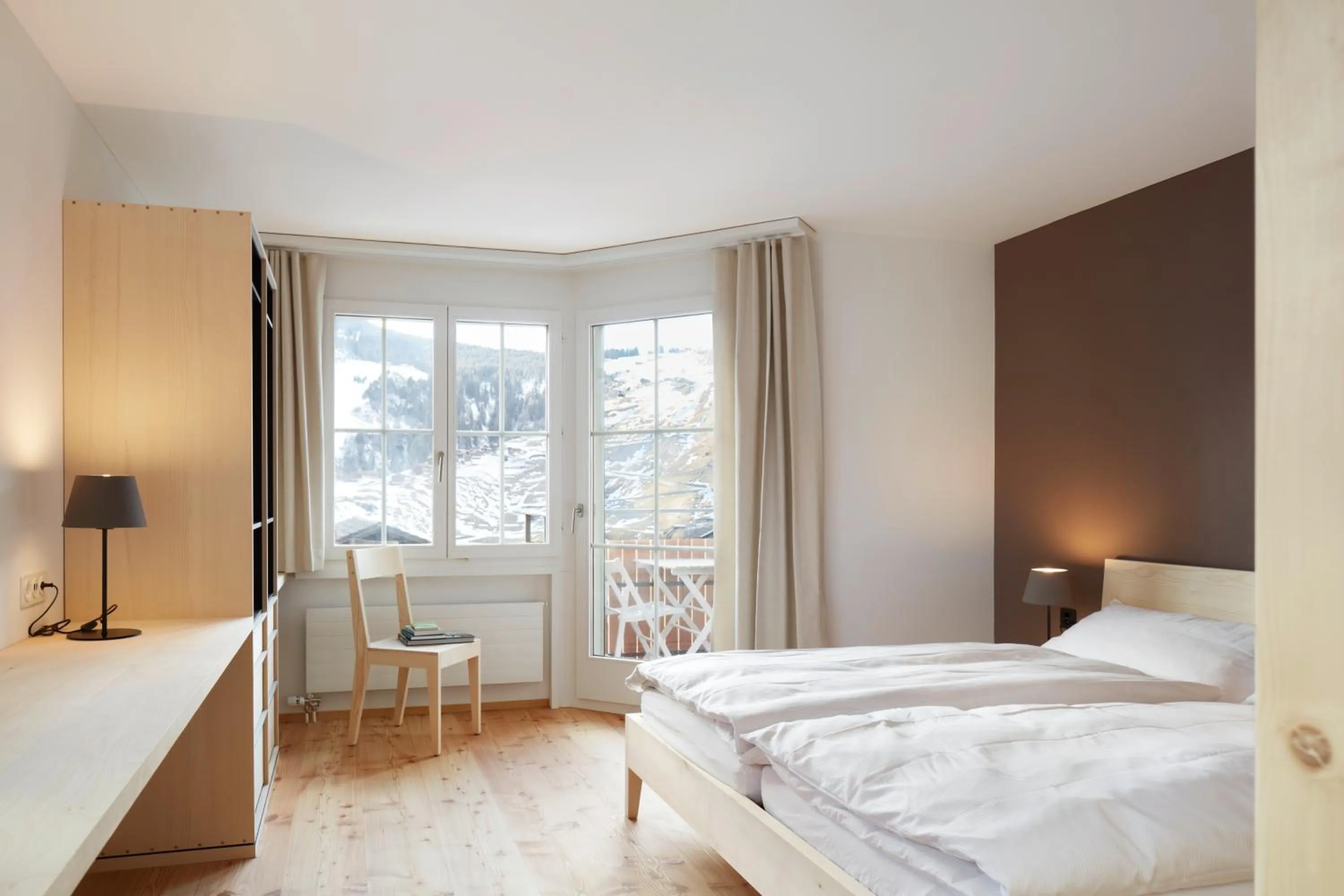 Bedroom, Bed in medelina