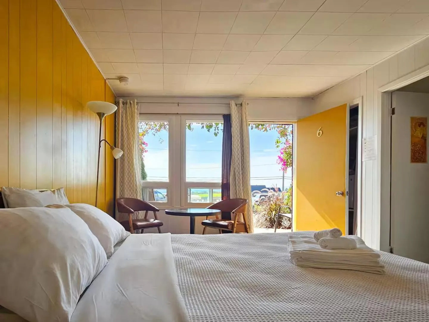 Bedroom, Bed in Motel Ile d'Orleans