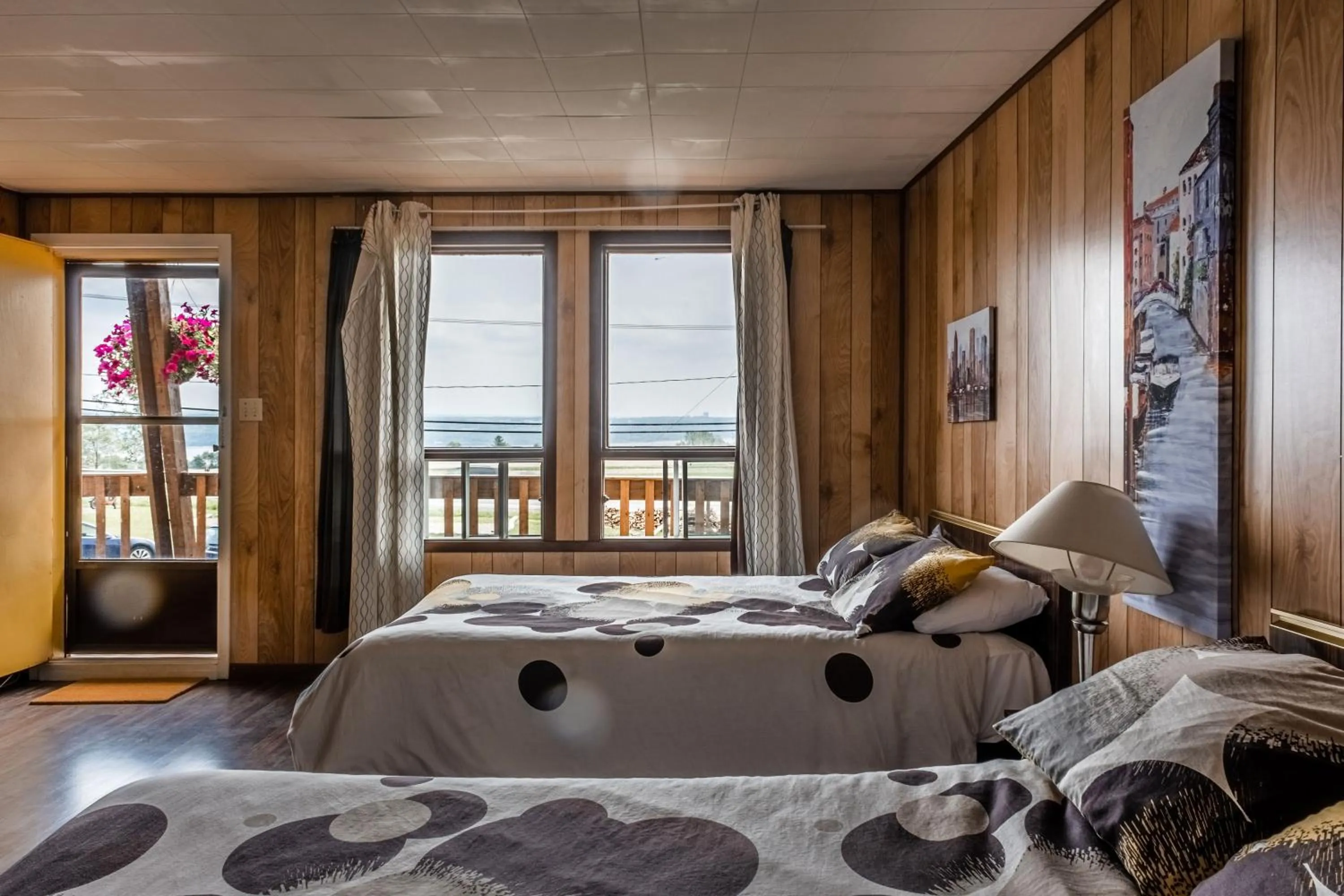 Photo of the whole room, Bed in Motel Ile d'Orleans