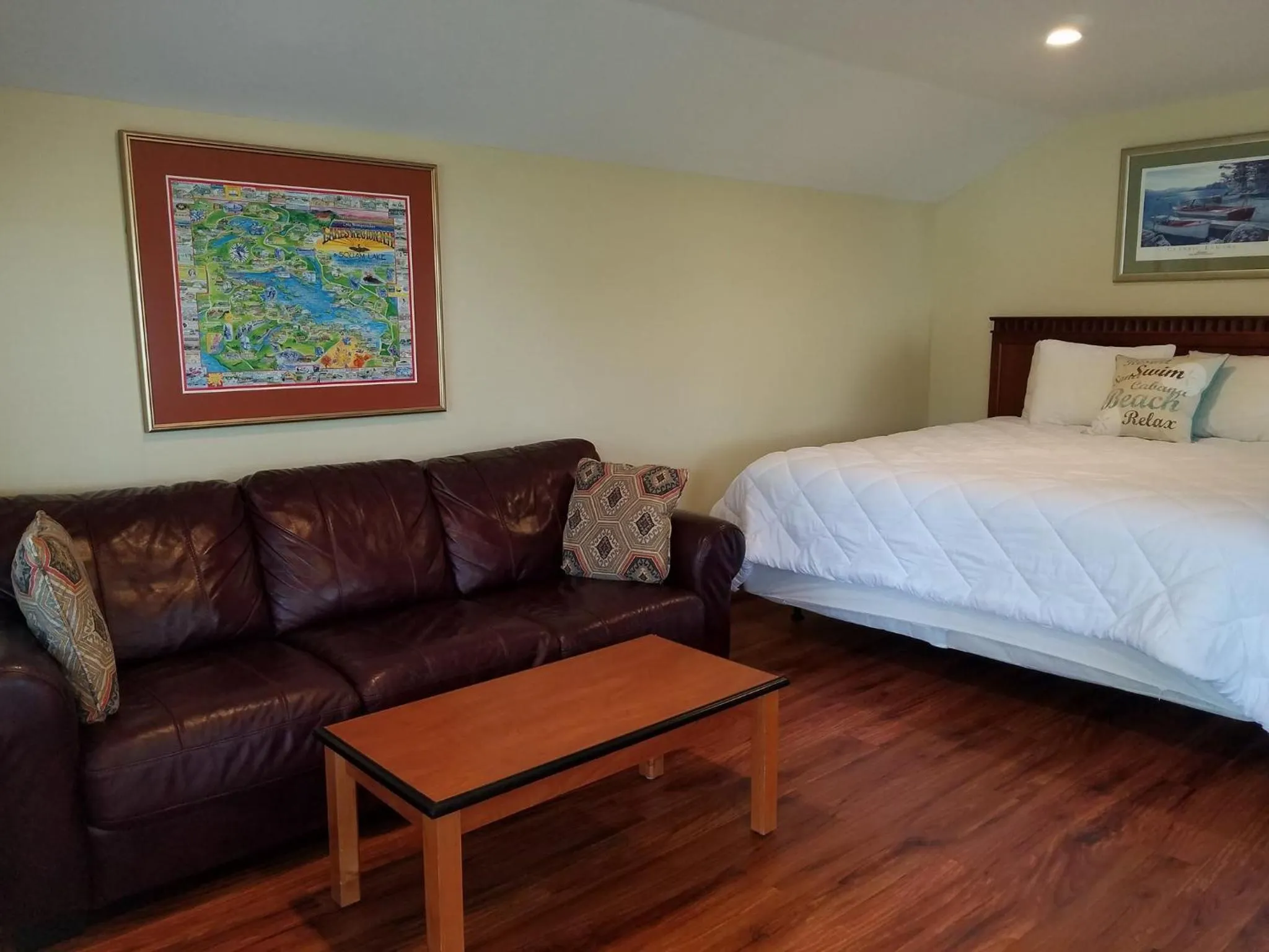 Seating area, Bed in Grand View Resort