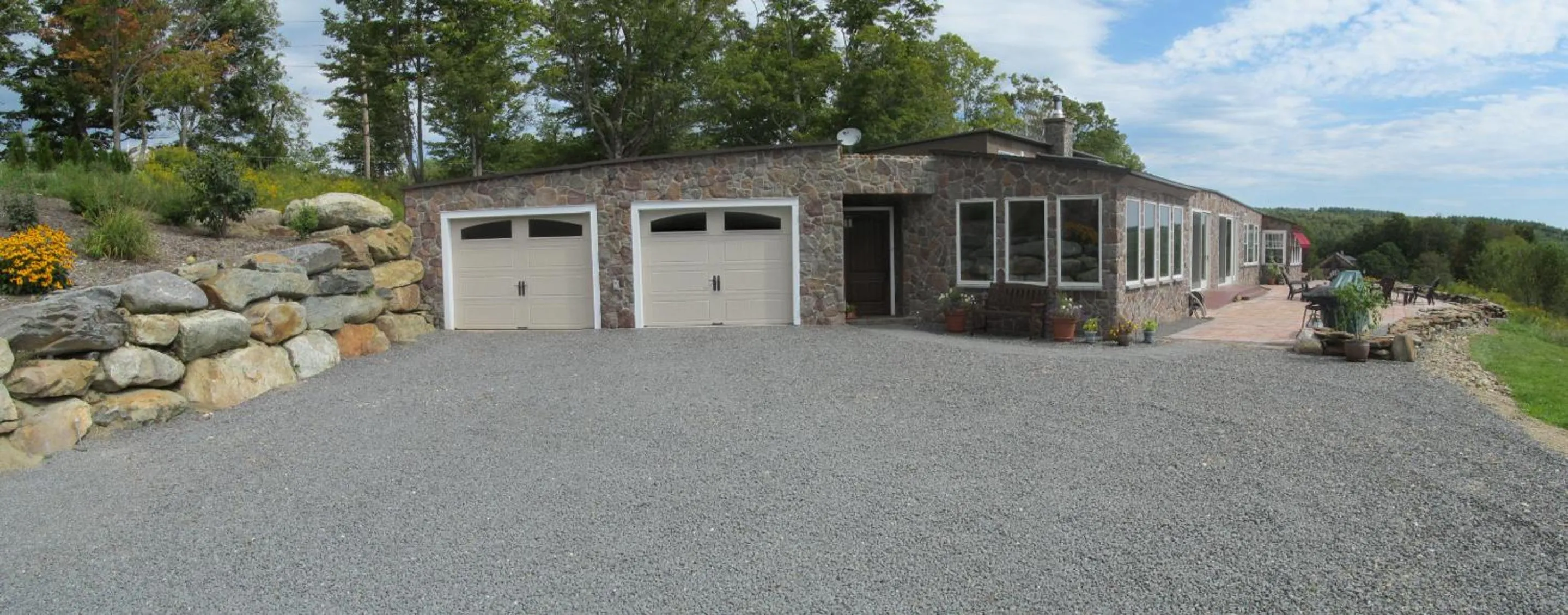 Property building in 13 Hills Bed & Breakfast