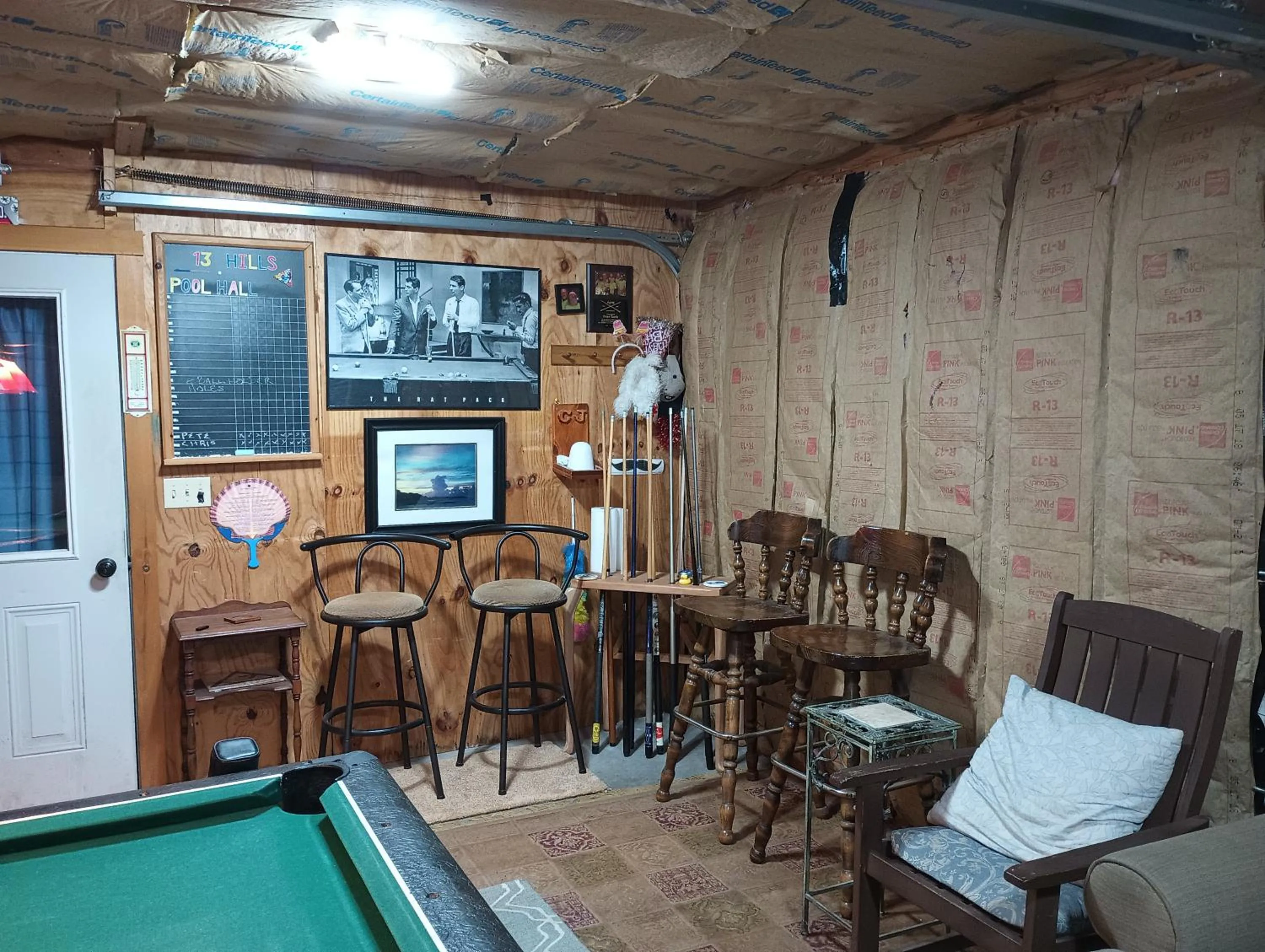 Billiard in 13 Hills Bed & Breakfast