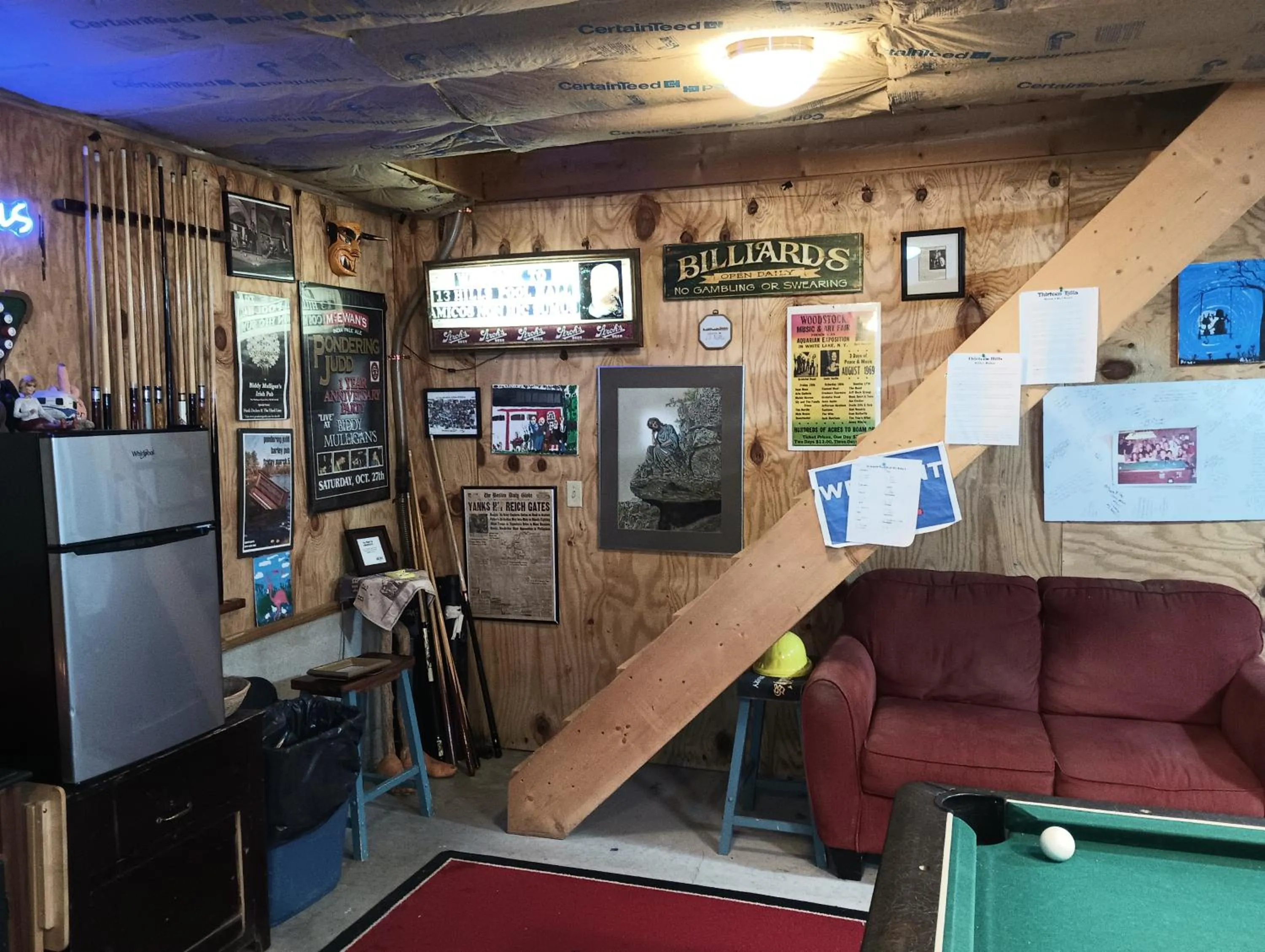 Billiard in 13 Hills Bed & Breakfast