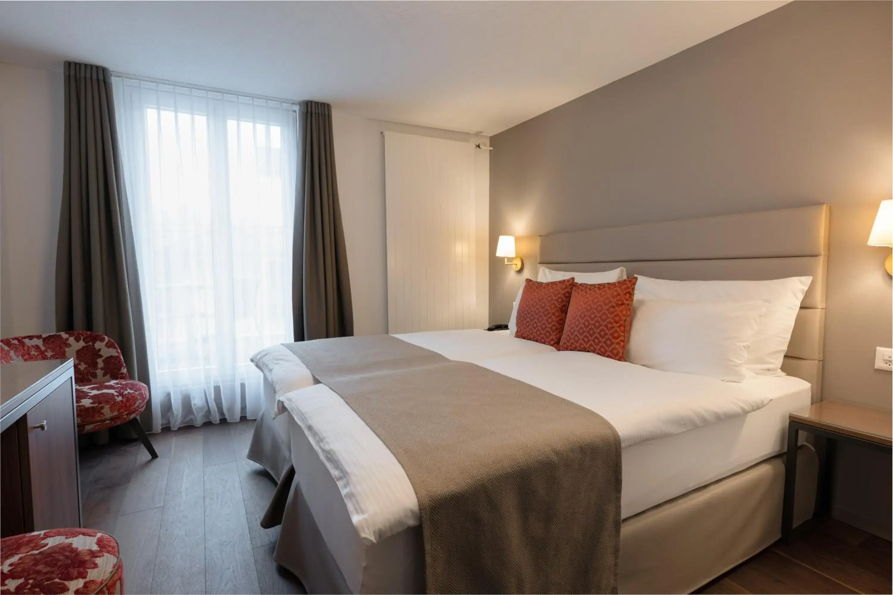 Double room city side with balcony 12m2 in Hotel Des Alpes Double room city side with balcony 12m2 in Hotel Des Alpes