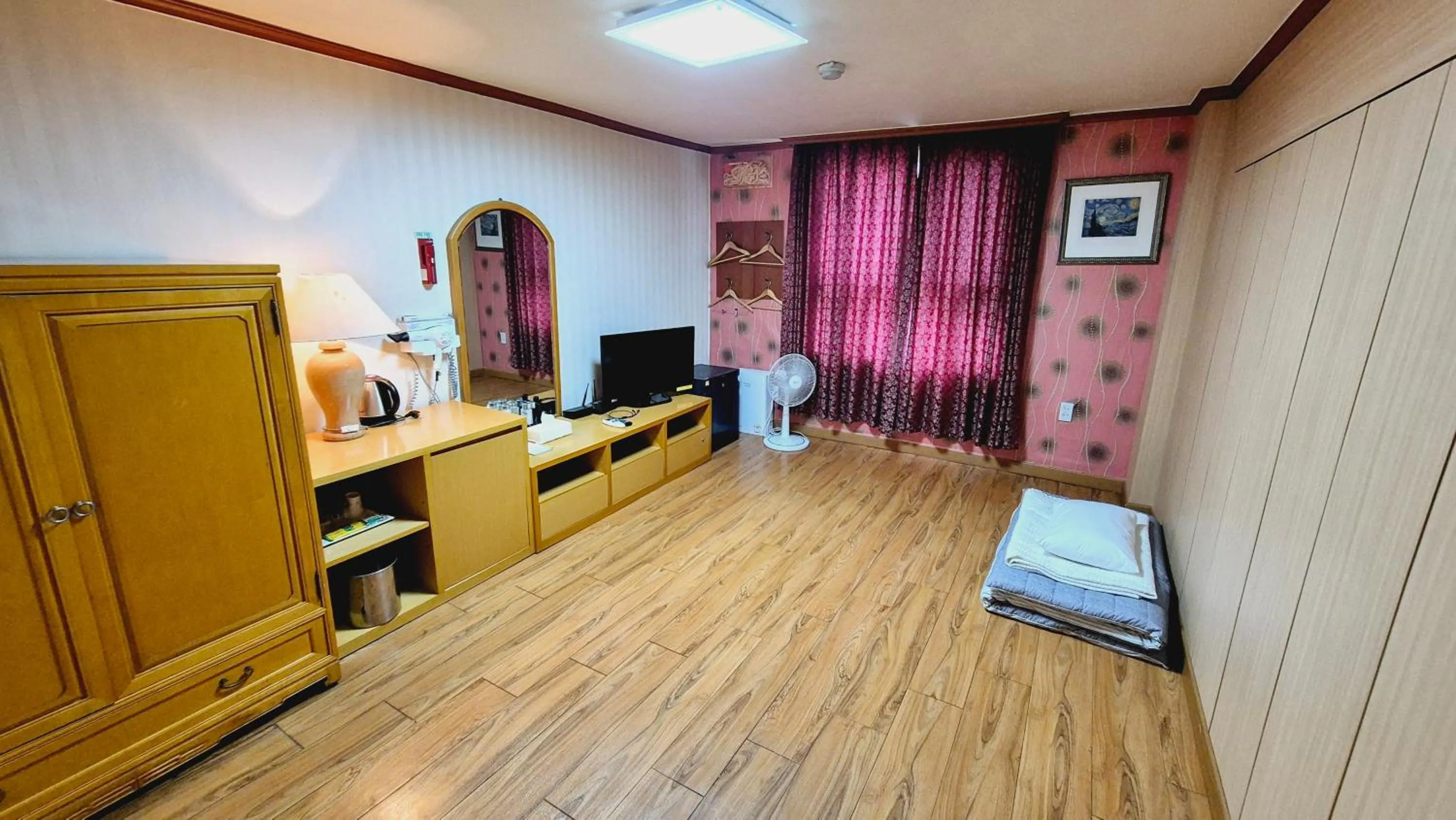 Bed in Kyungha Spa Hotel