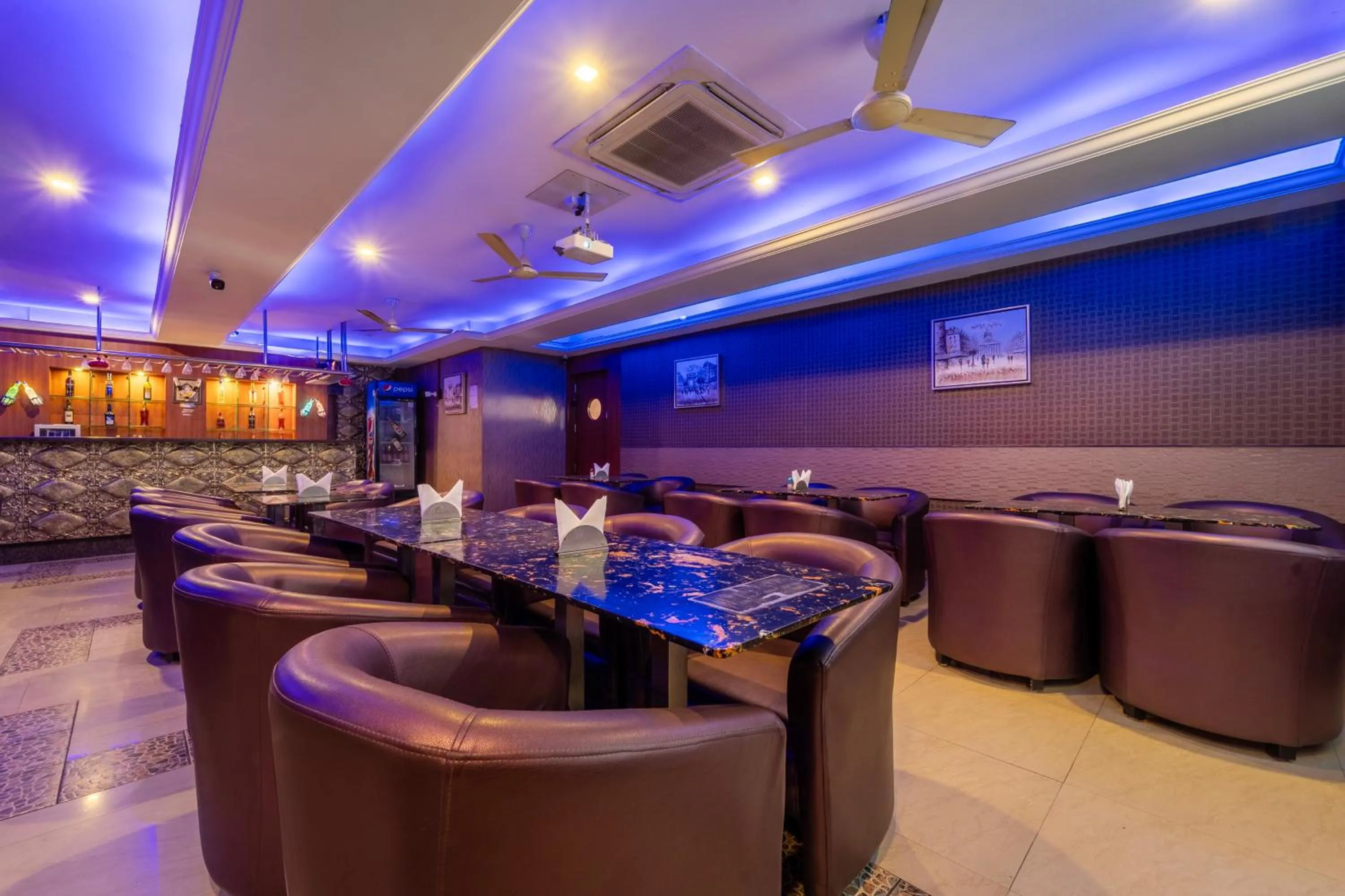 Restaurant/places to eat in Treebo Venition Inn