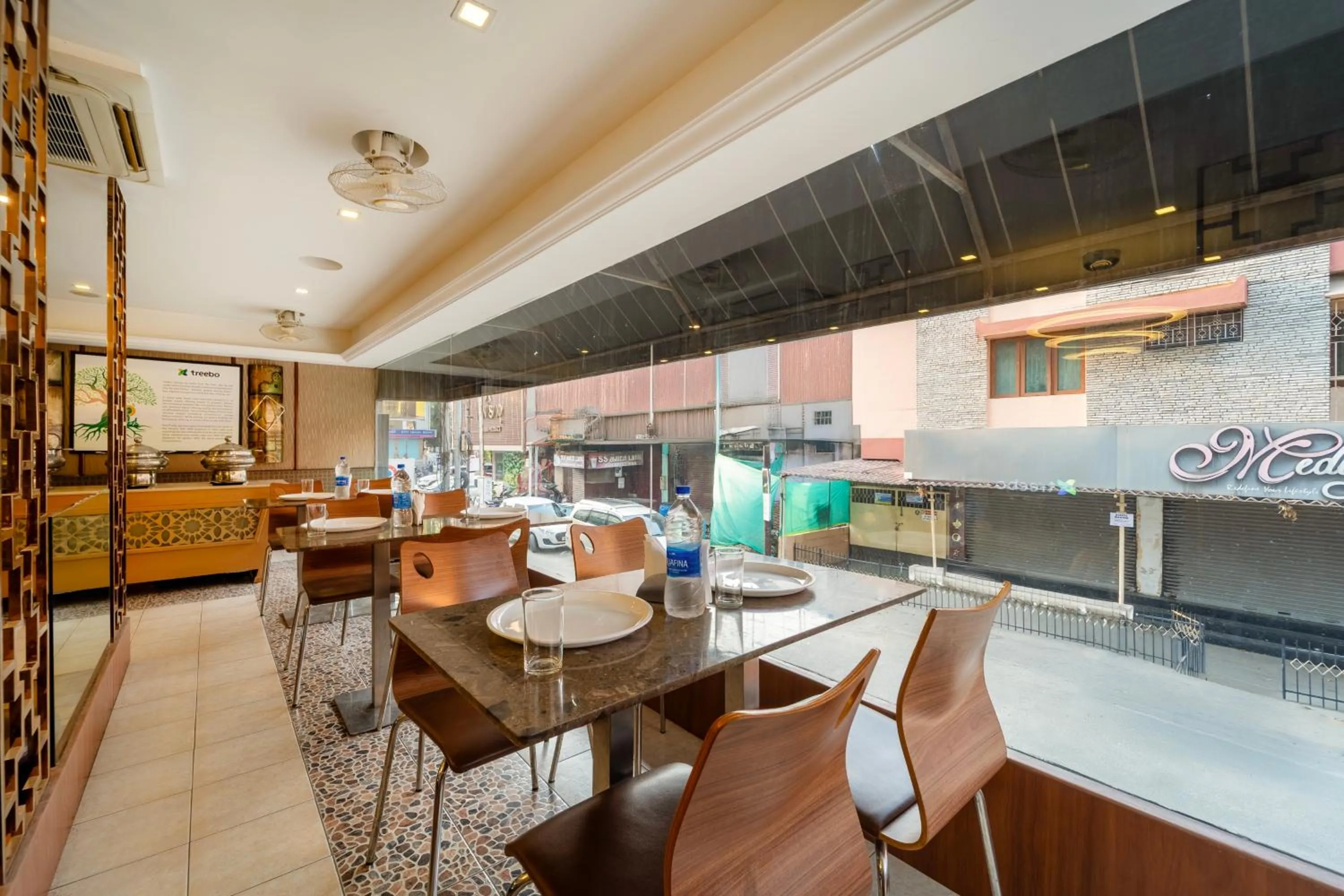 Restaurant/places to eat in Treebo Venition Inn