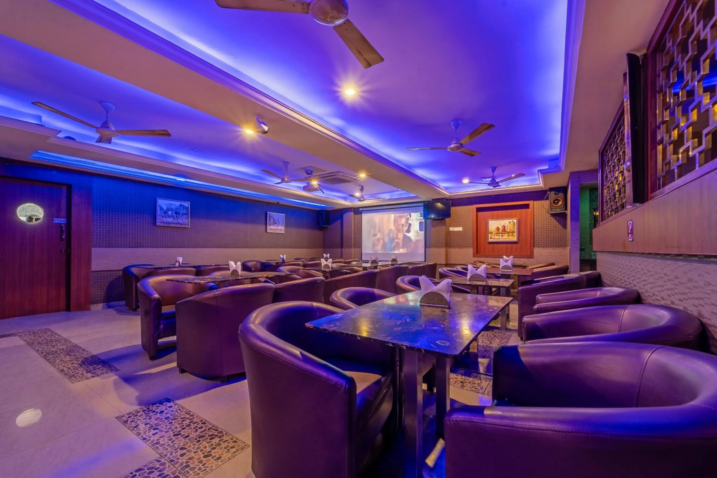 Restaurant/places to eat in Treebo Venition Inn