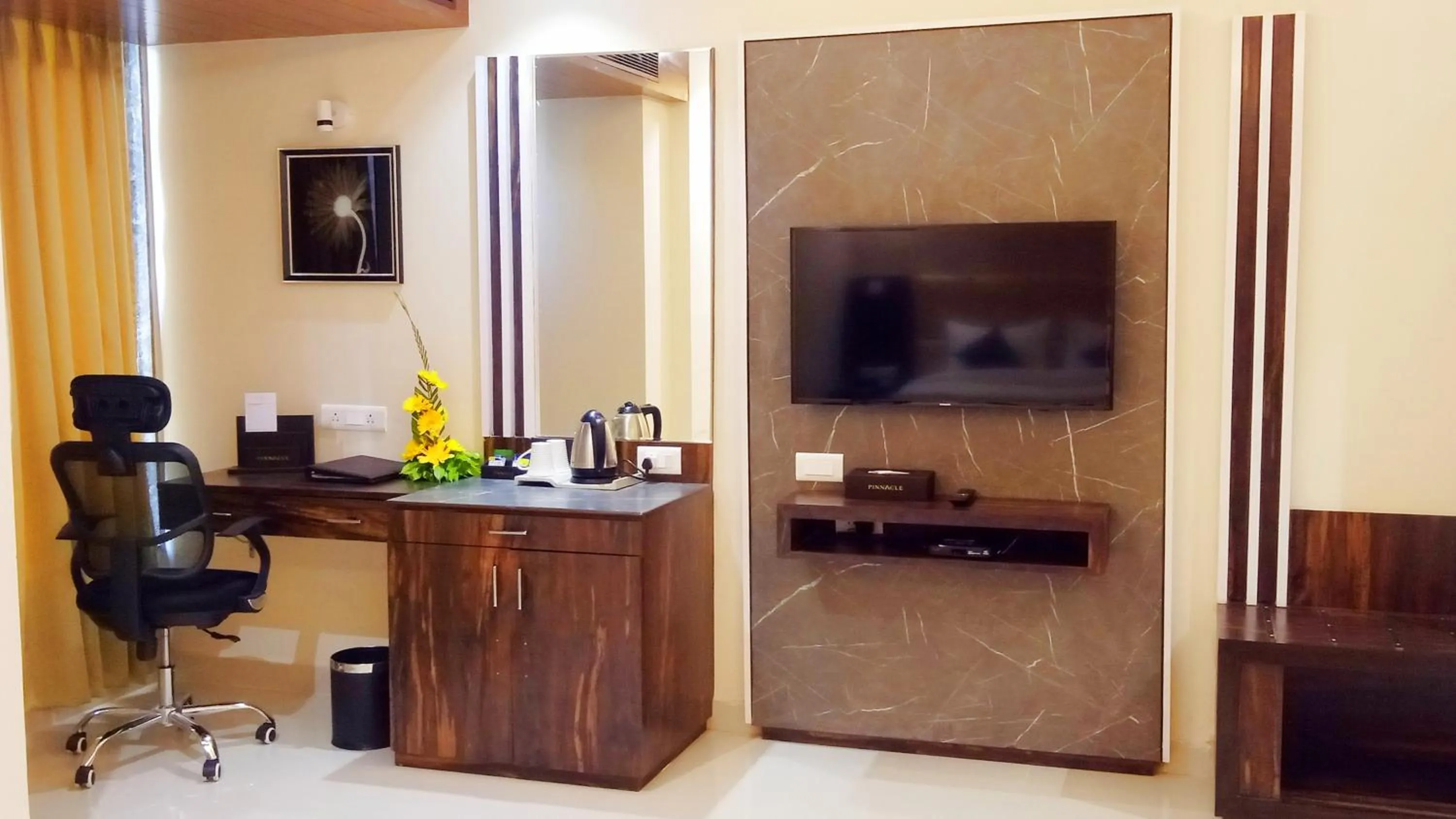 Coffee/tea facilities in Pinnacle by Click Hotels, Lucknow