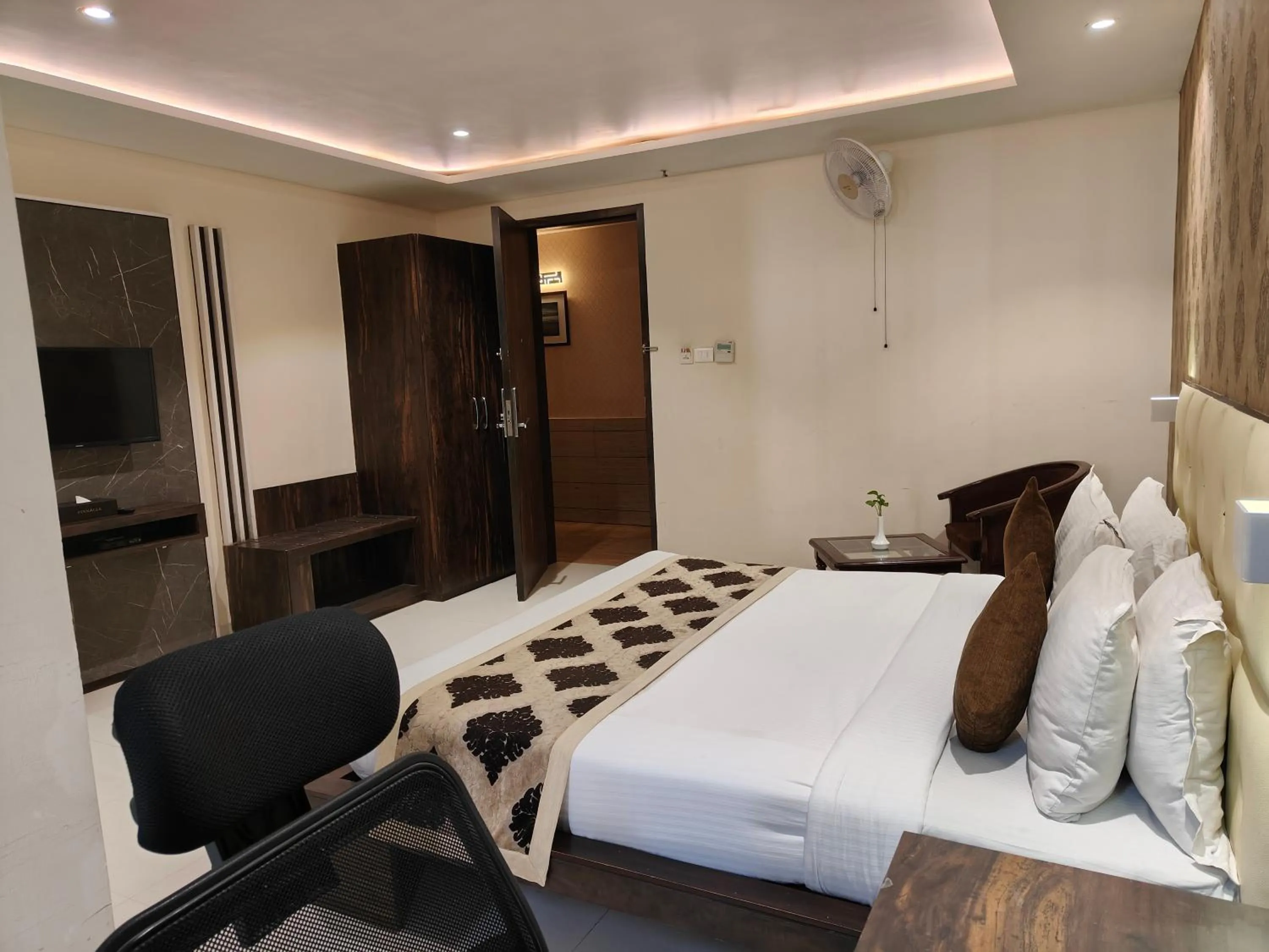 Bed in Pinnacle by Click Hotels, Lucknow