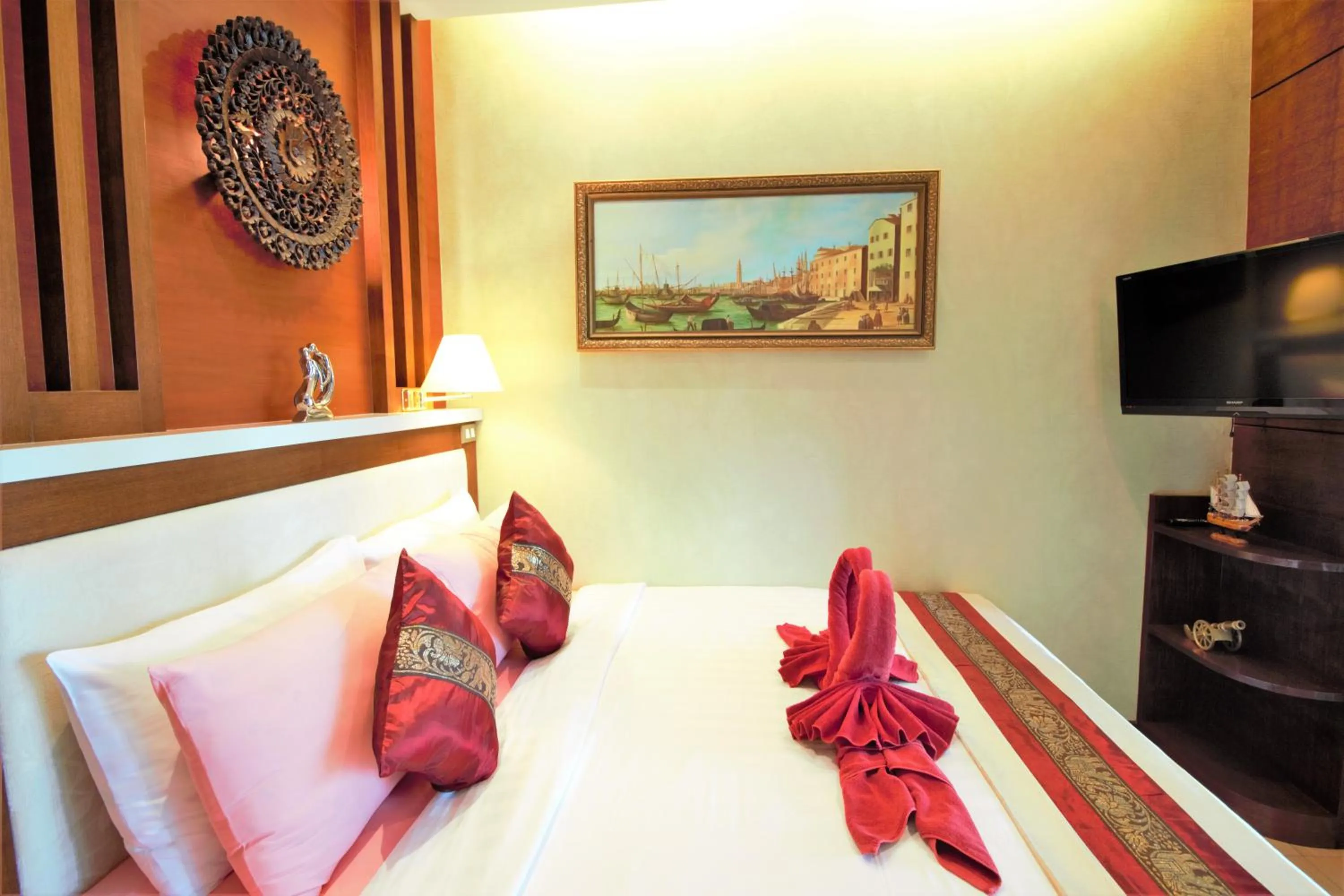 Photo of the whole room, Bed in Sea & Sky Karon Beach by PHR