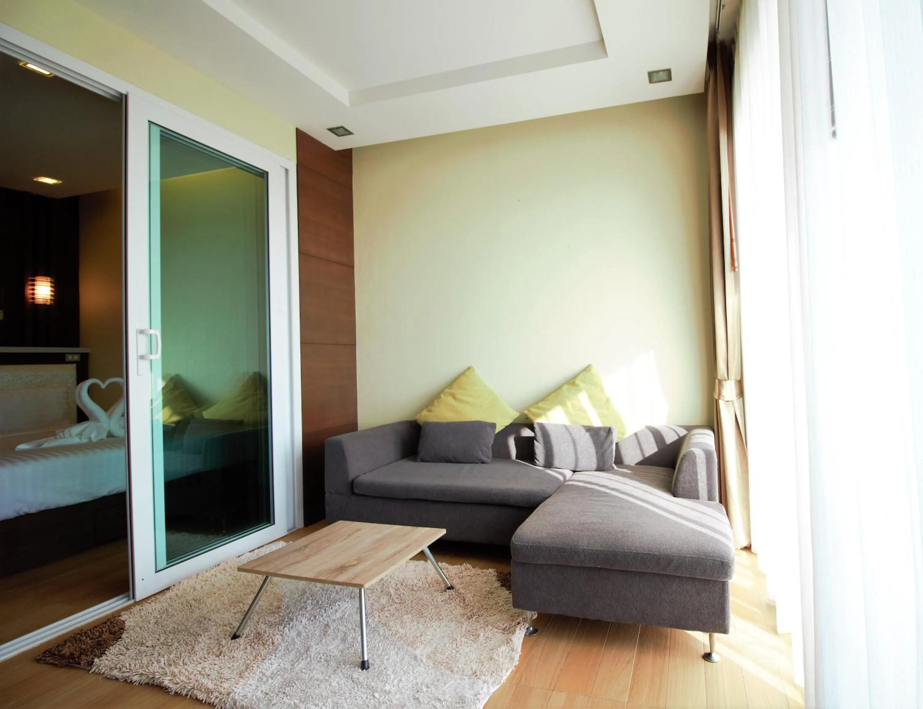 Living room, Bed in Sea & Sky Karon Beach by PHR