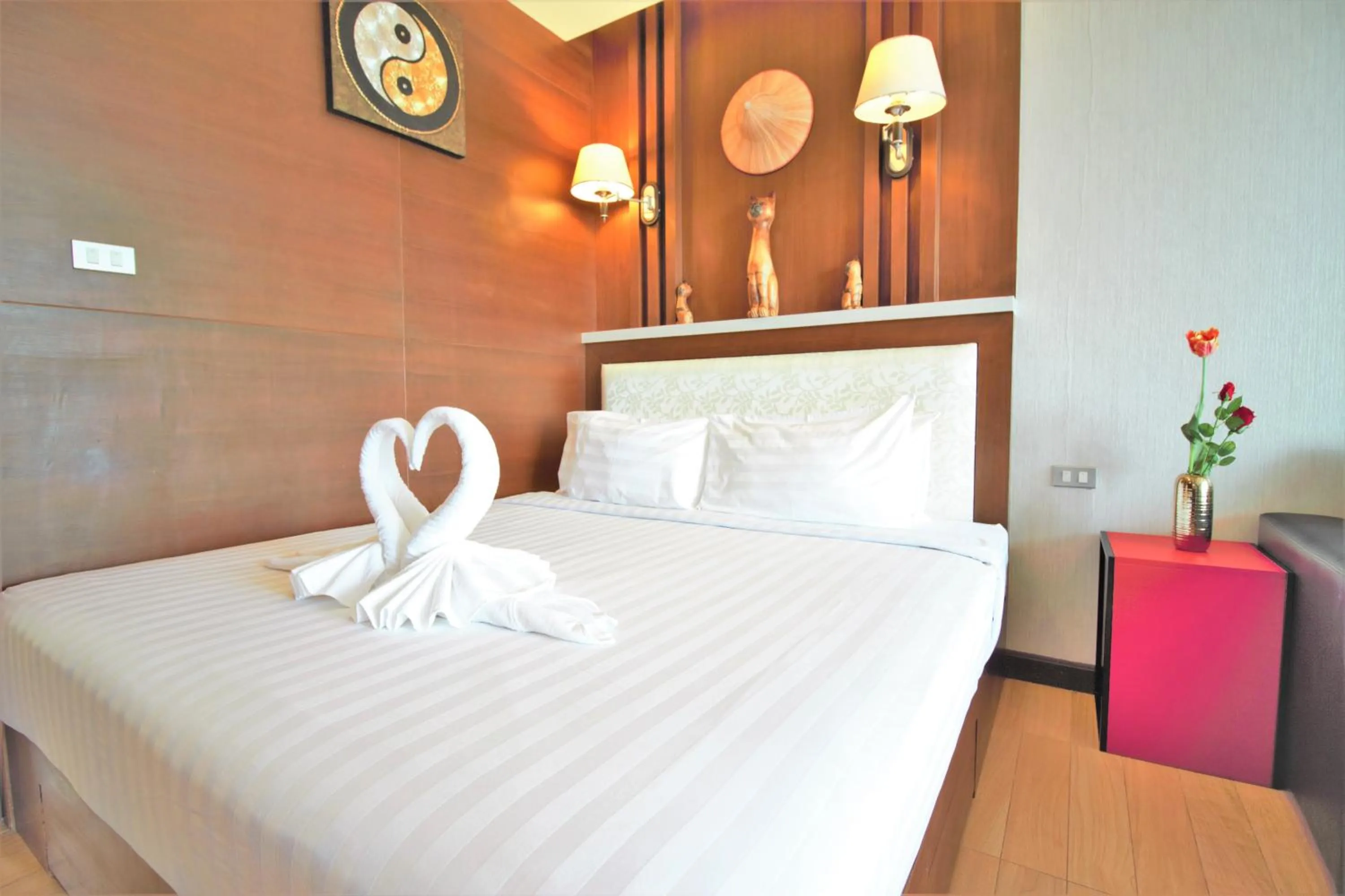 Photo of the whole room, Bed in Sea & Sky Karon Beach by PHR
