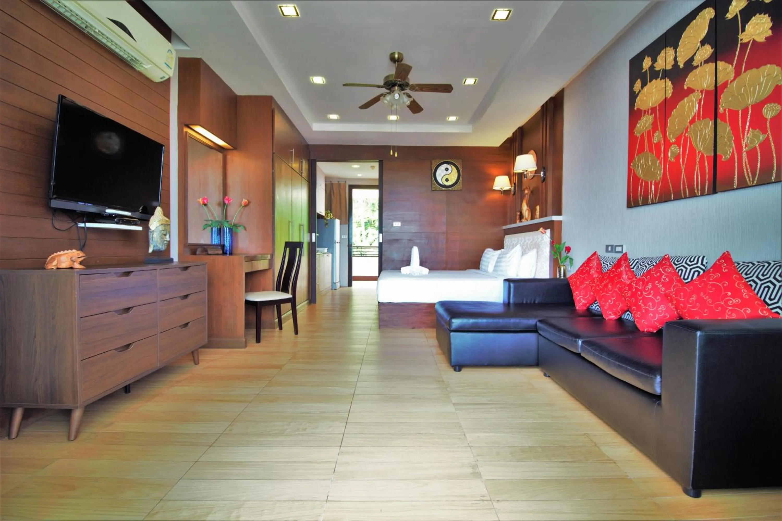 Photo of the whole room, Seating Area in Sea & Sky Karon Beach by PHR