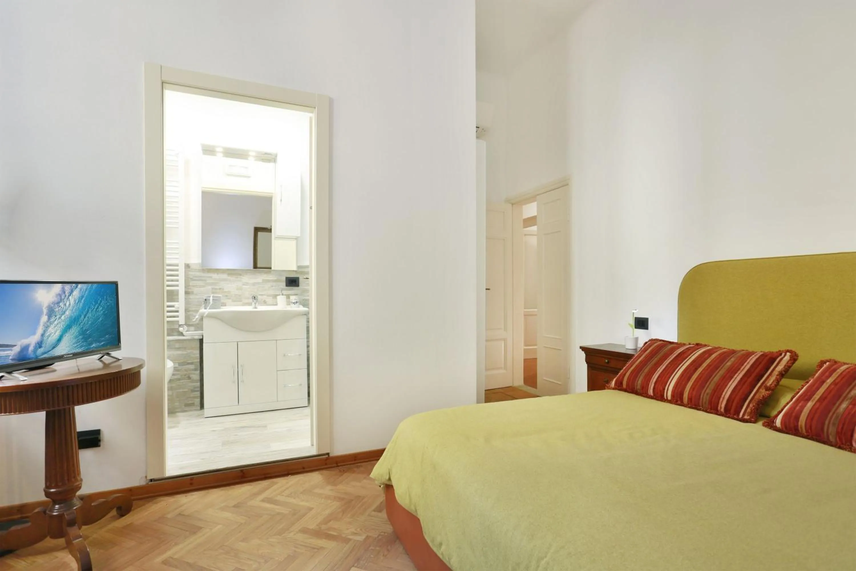 Decorative detail, Bed in B&b Pergola House