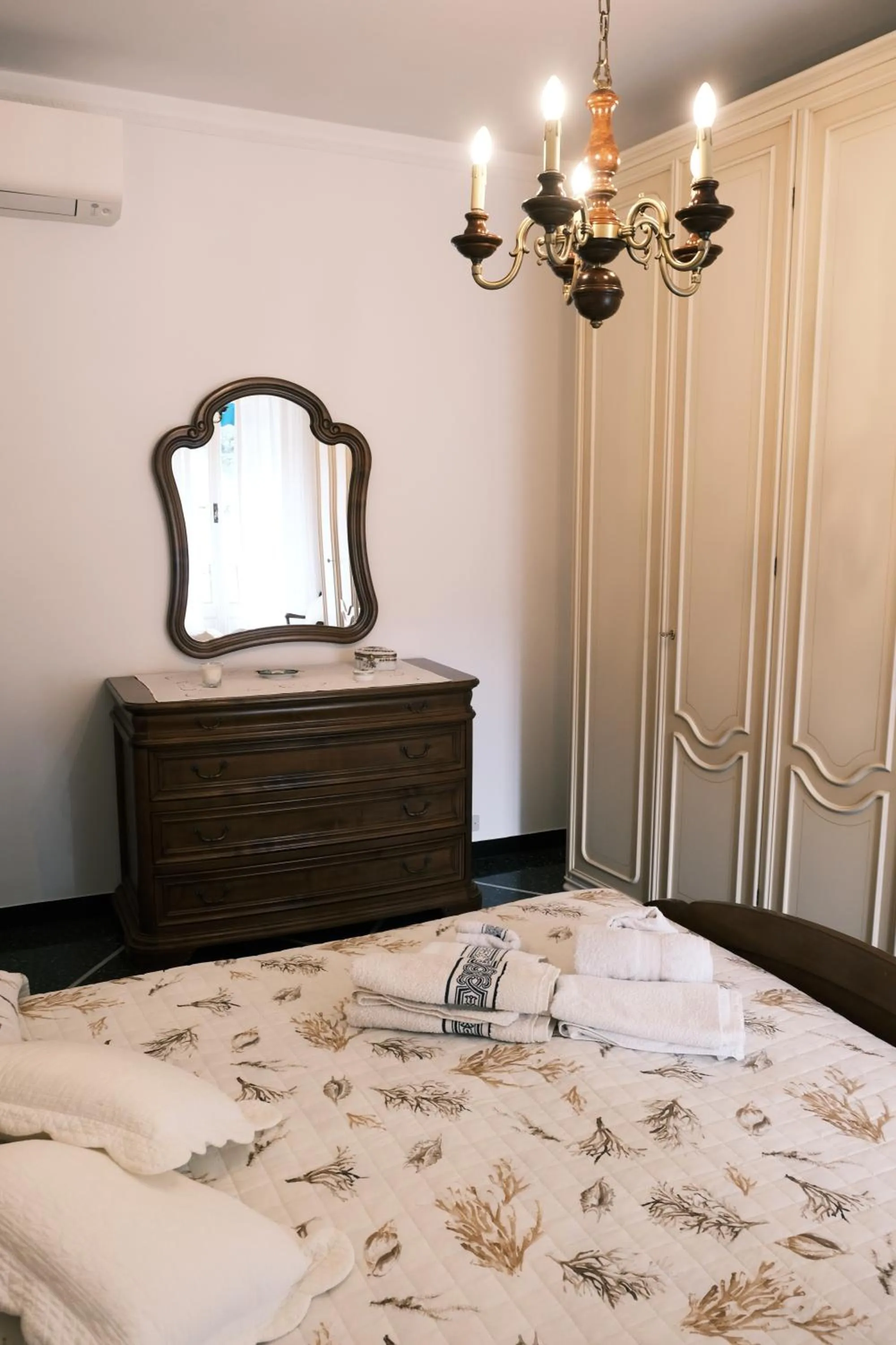 Bed in Turchino Apartment & Terrazza della Luisa by PortofinoVacanze