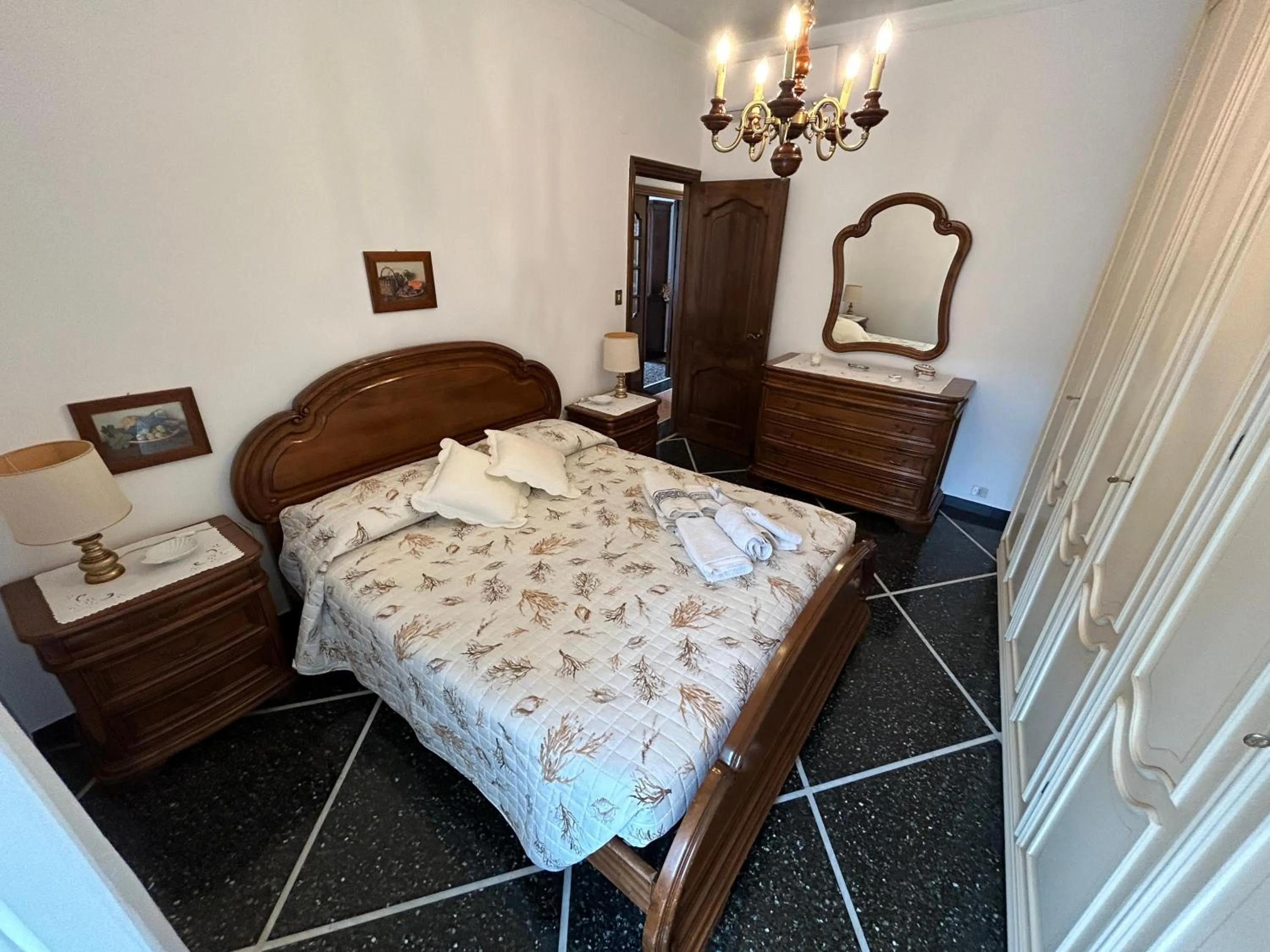 Bed in Turchino Apartment & Terrazza della Luisa by PortofinoVacanze
