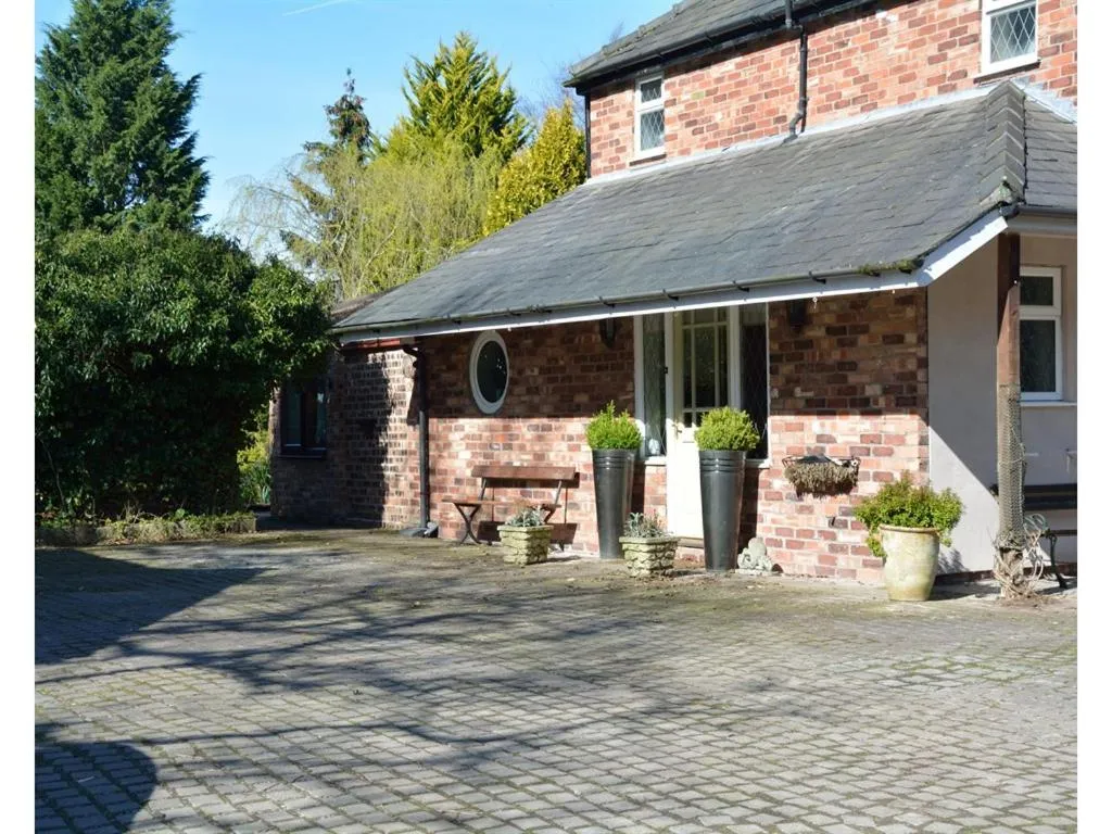 Property building in Laburnum Cottage Guest House