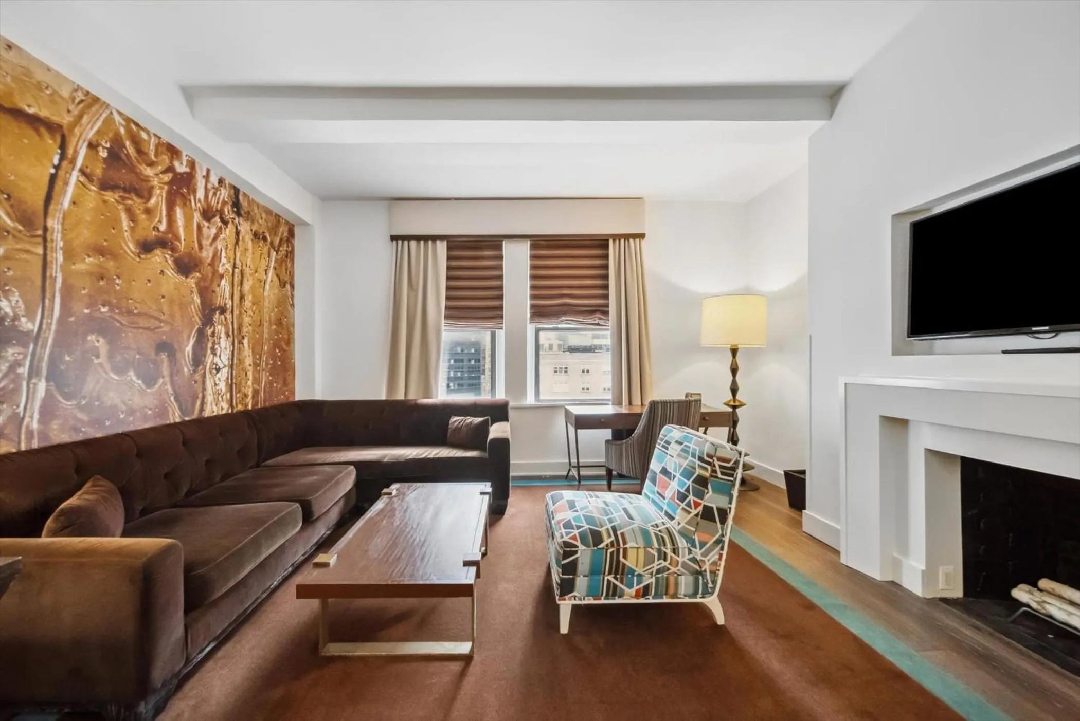 Communal lounge/ TV room in Lexington Plaza Hotel