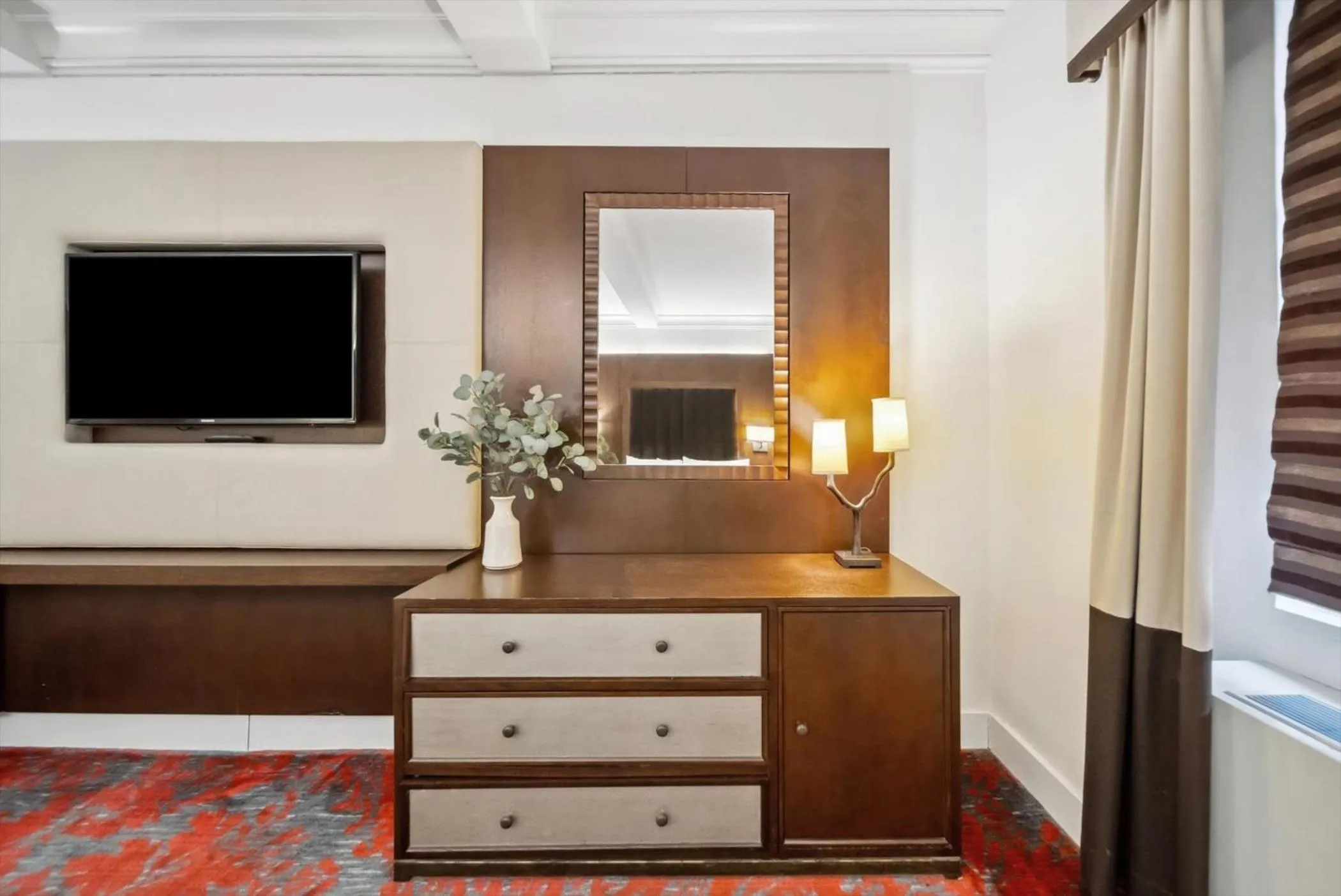 TV and multimedia in Lexington Plaza Hotel