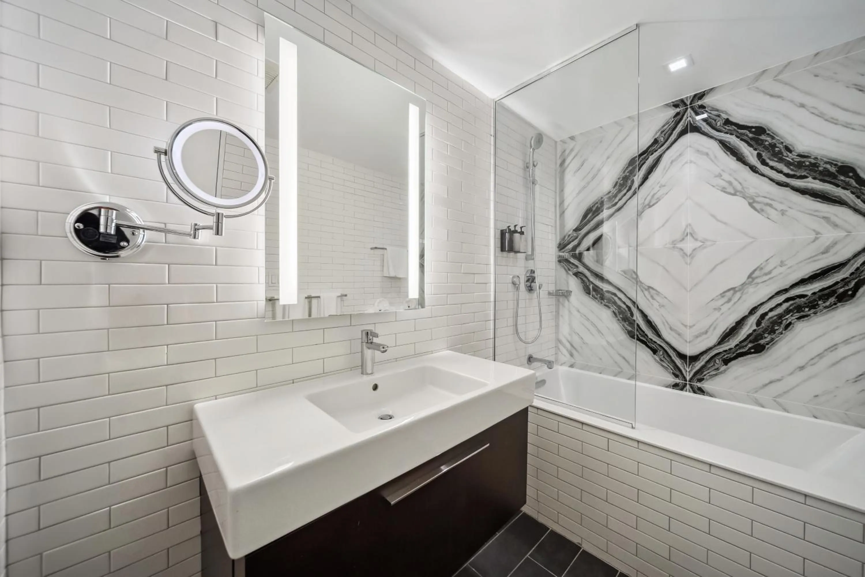 Bathroom in Lexington Plaza Hotel