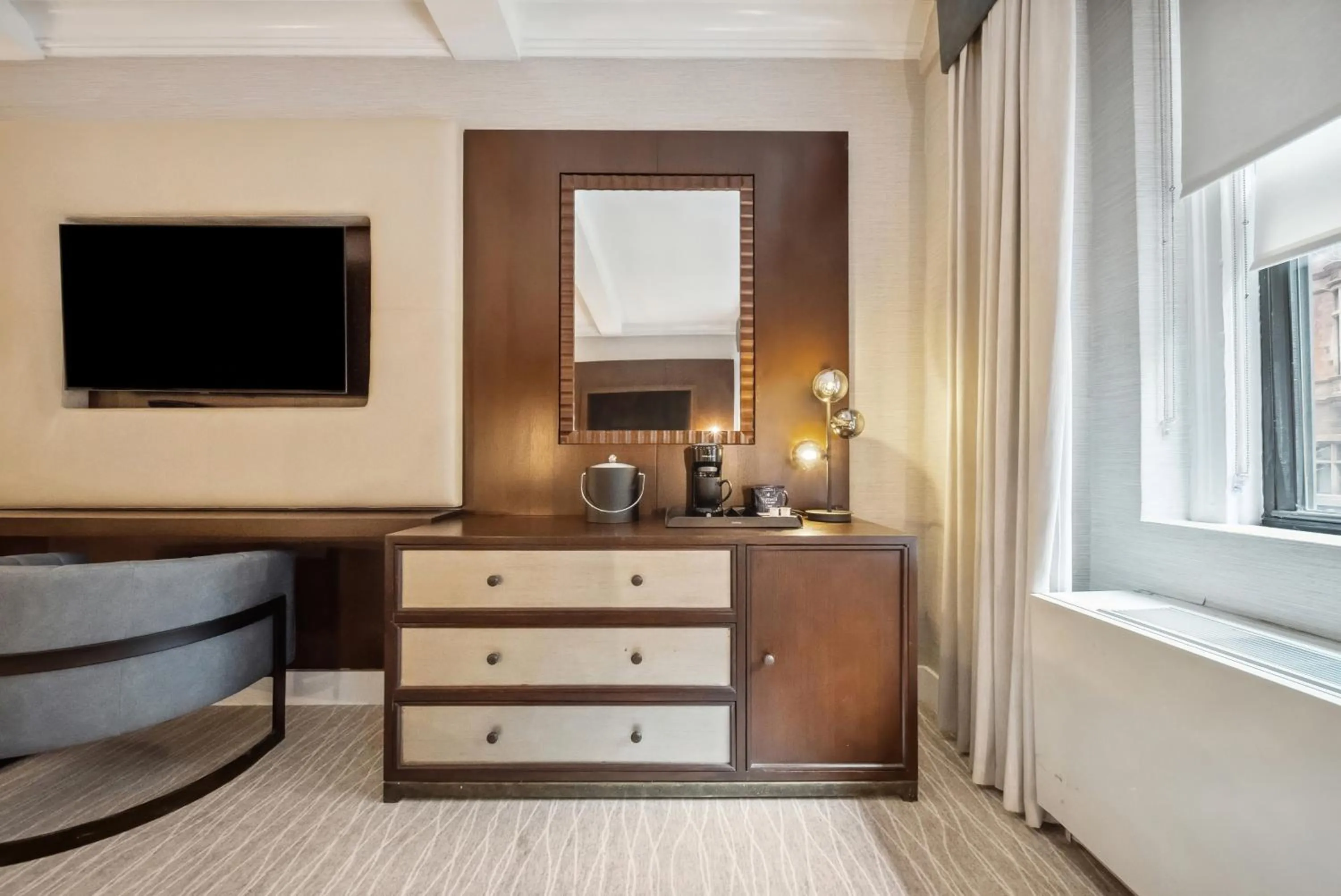 TV and multimedia in Lexington Plaza Hotel