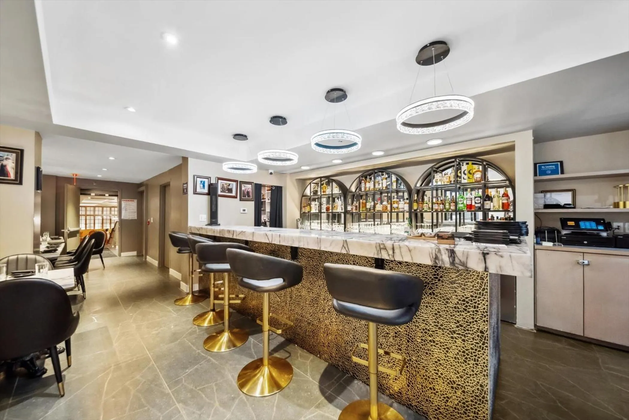 Restaurant/places to eat in Lexington Plaza Hotel