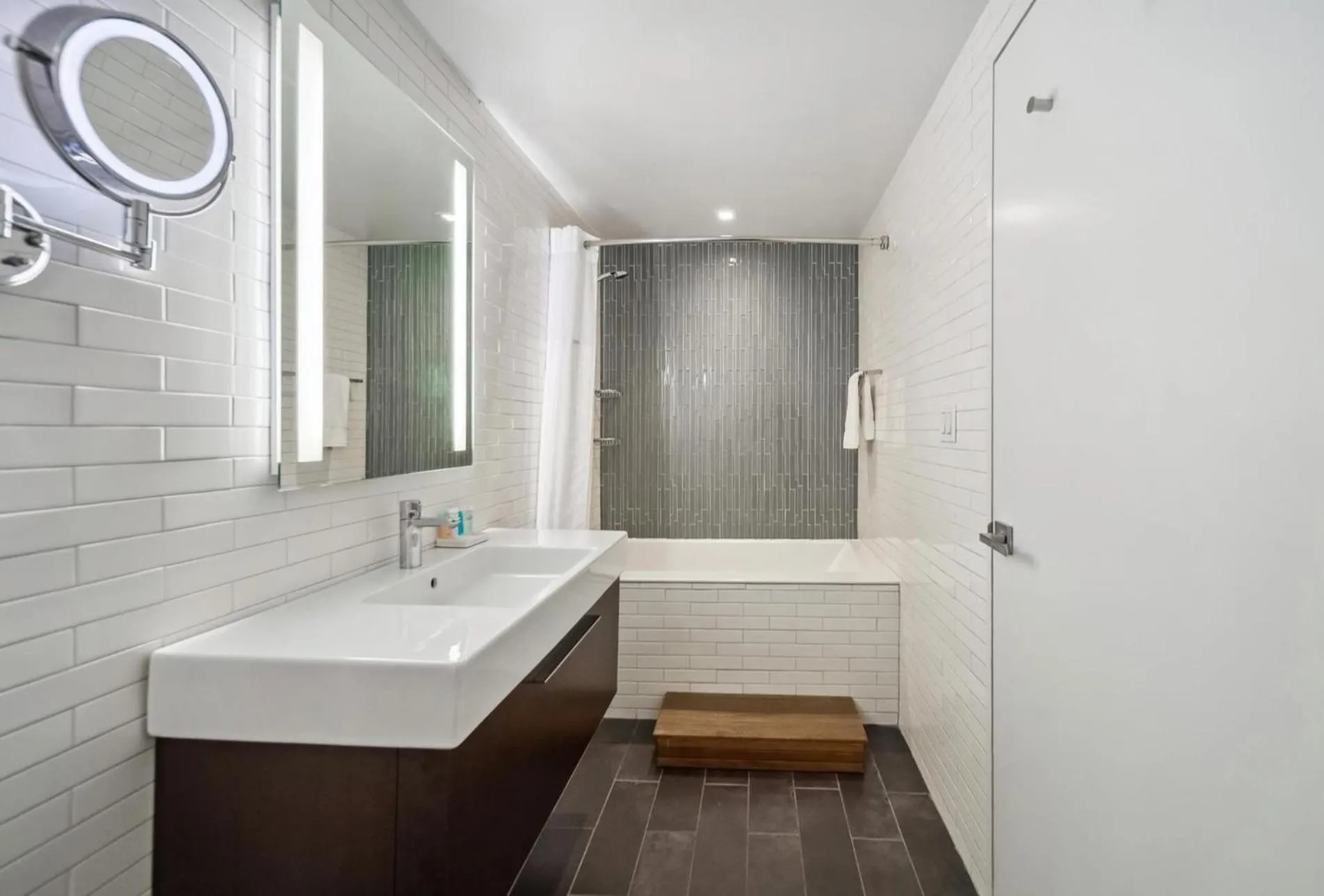 Bathroom in Lexington Plaza Hotel