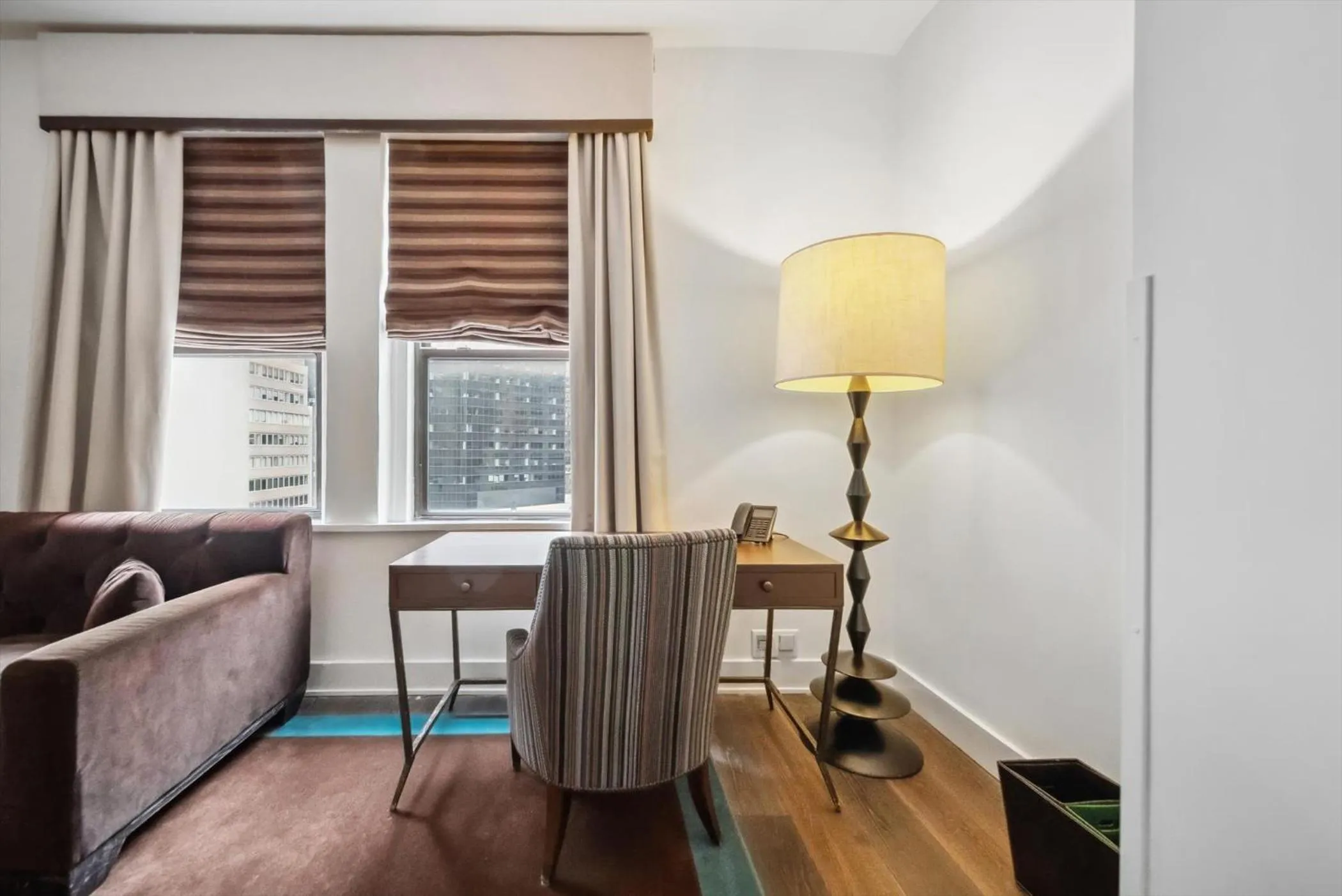 Living room in Lexington Plaza Hotel