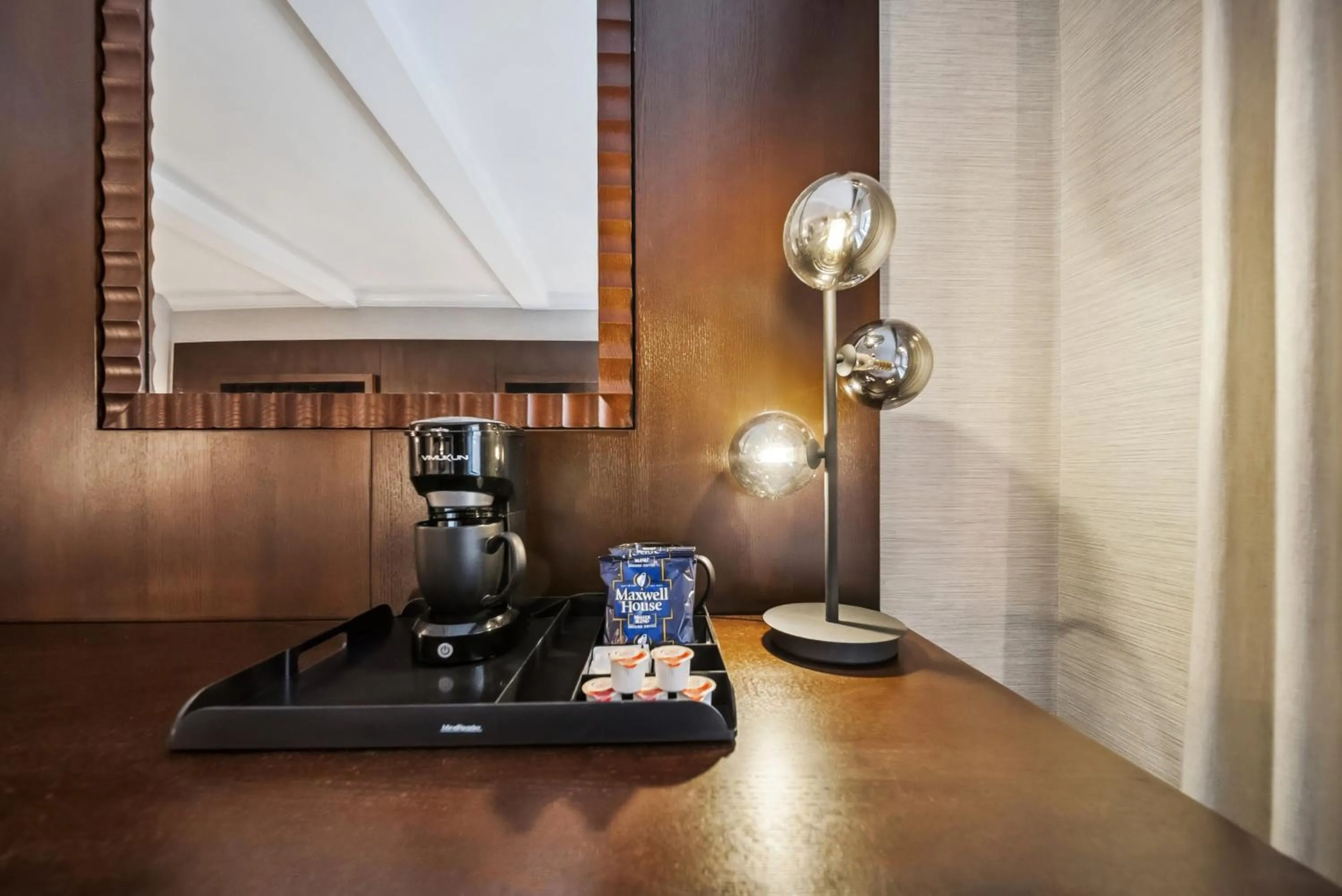 Coffee/tea facilities in Lexington Plaza Hotel