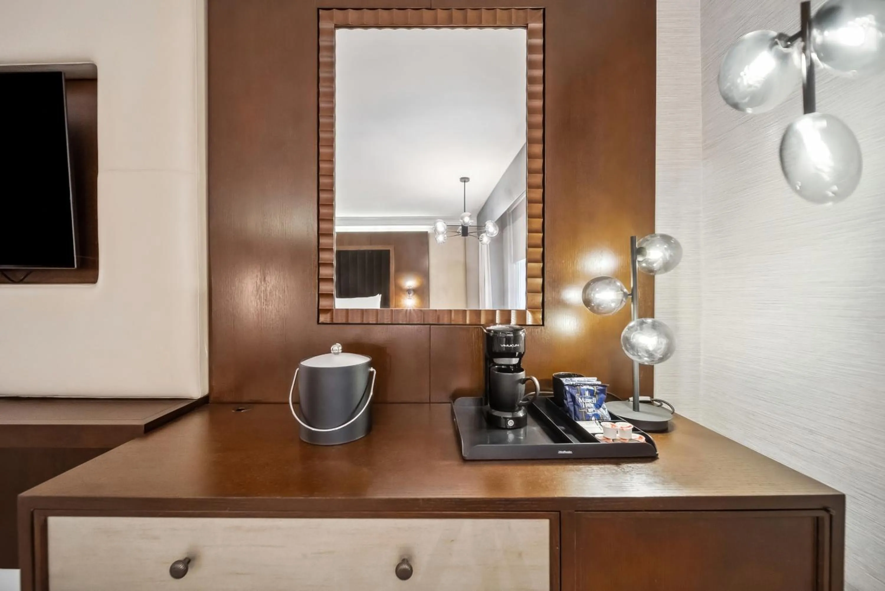 Coffee/tea facilities in Lexington Plaza Hotel