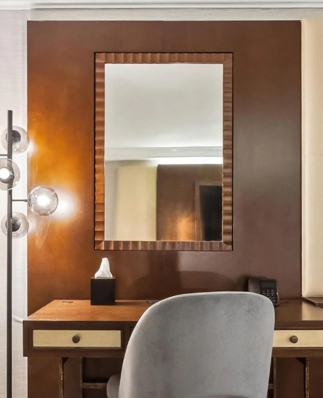 Seating area in Lexington Plaza Hotel