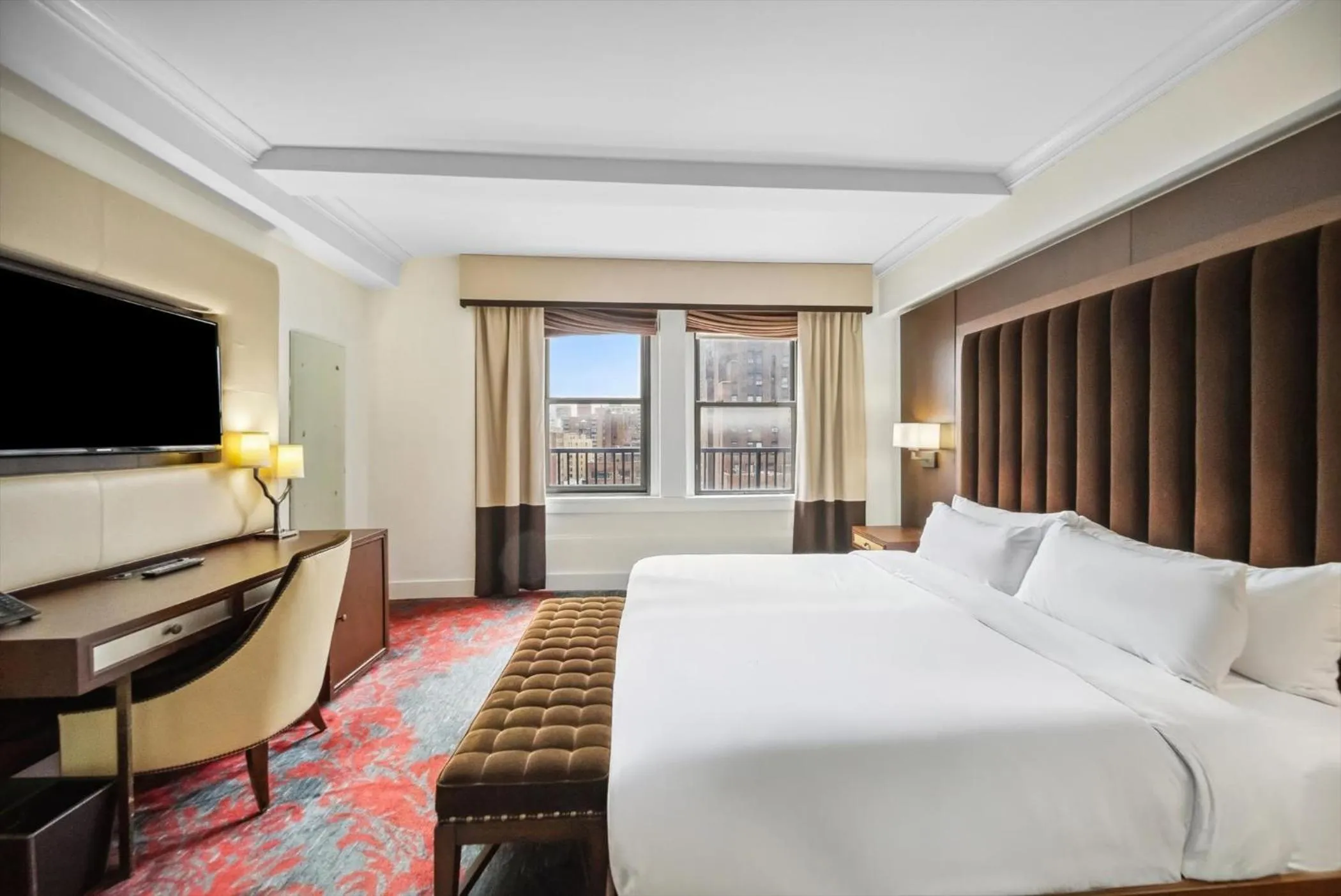 Seating area, Bed in Lexington Plaza Hotel